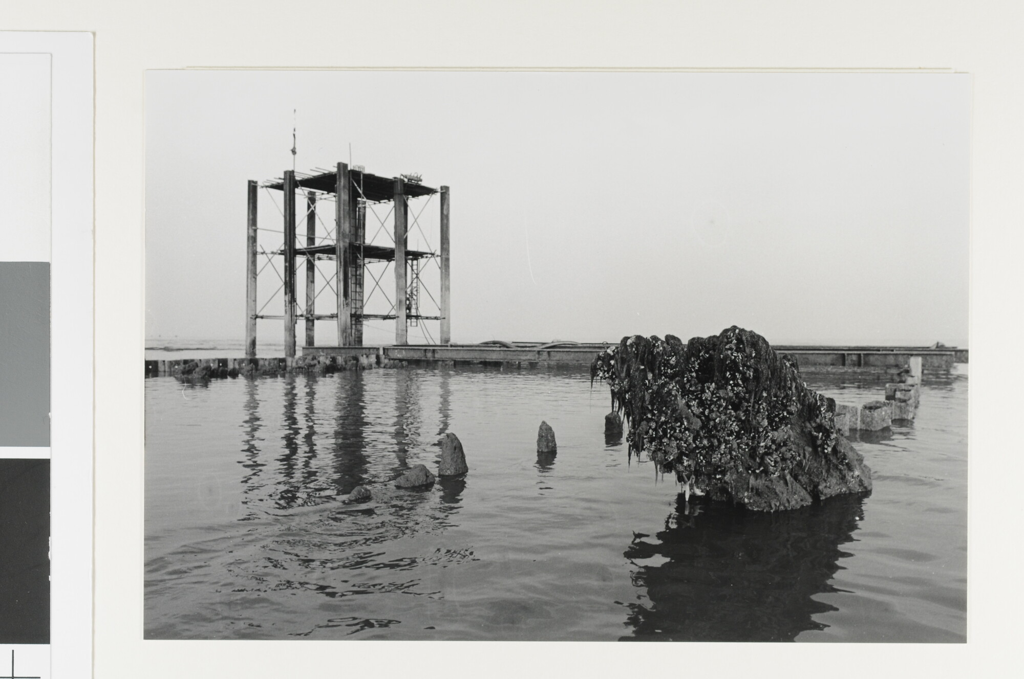 1993.1066; Het wrak van het VOC-schip 'Amsterdam' op de kust van Hastings; foto