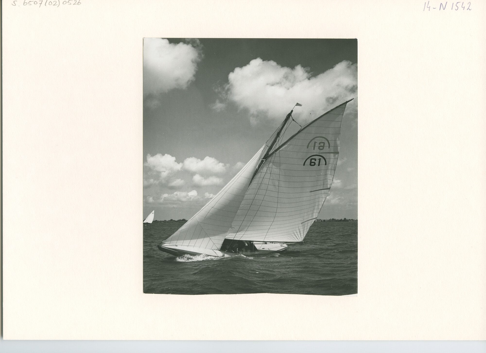S.6507(02)0526.01; Zwart-wit foto van de Regenboogklasse op het Braassemermeer met frisse bries; foto