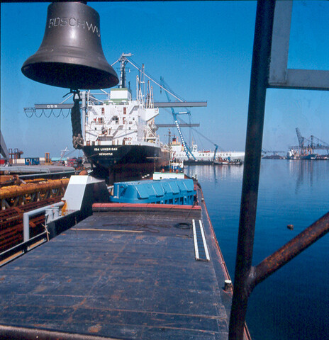 S.9100(6098); Dia van een (container)schip gezien vanaf de Boschwijk van de NRM met [...]; diapositief