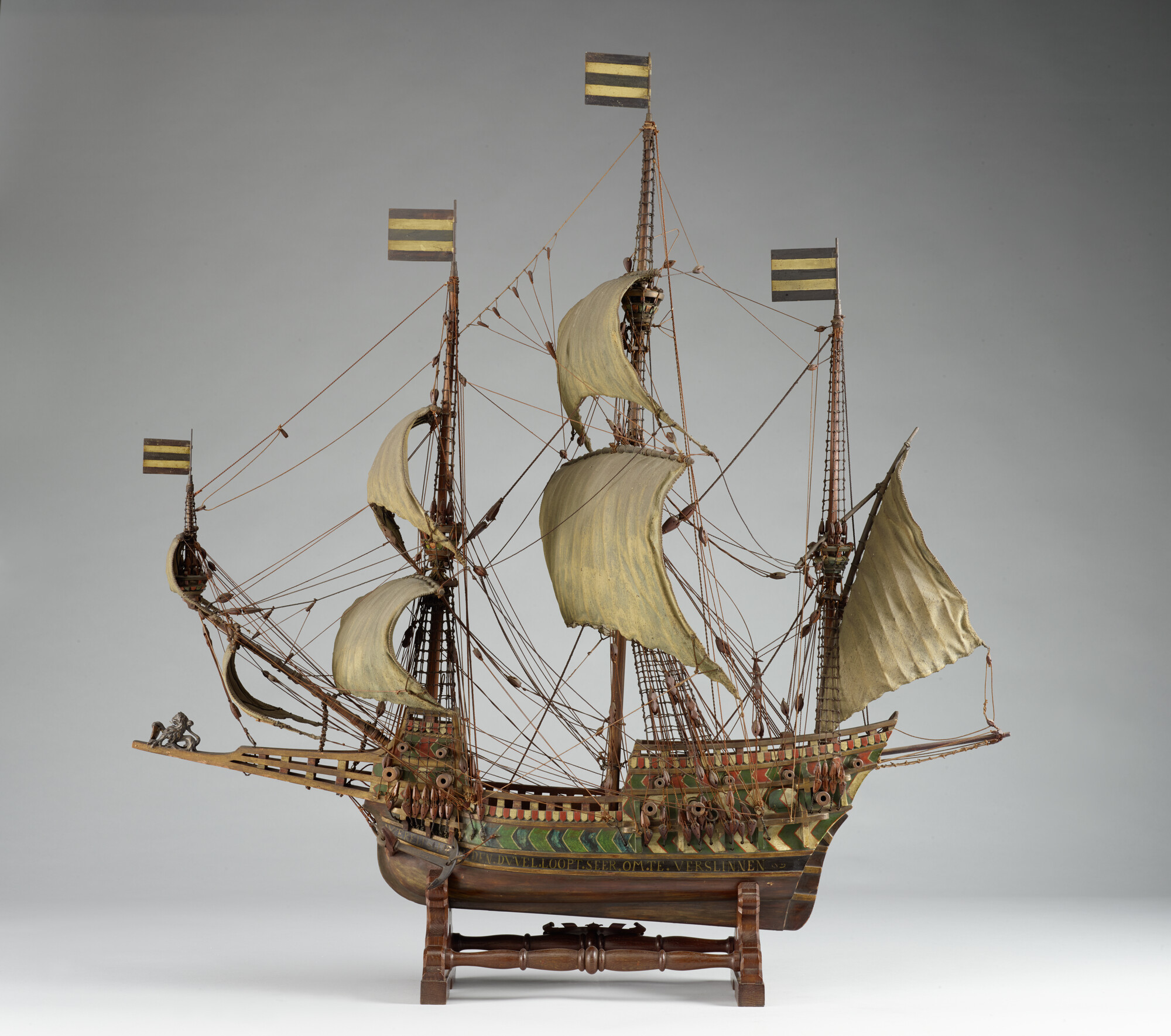 1996.0011; Model van een driemastschip uit het midden van de zestiende eeuw; scheepsmodel