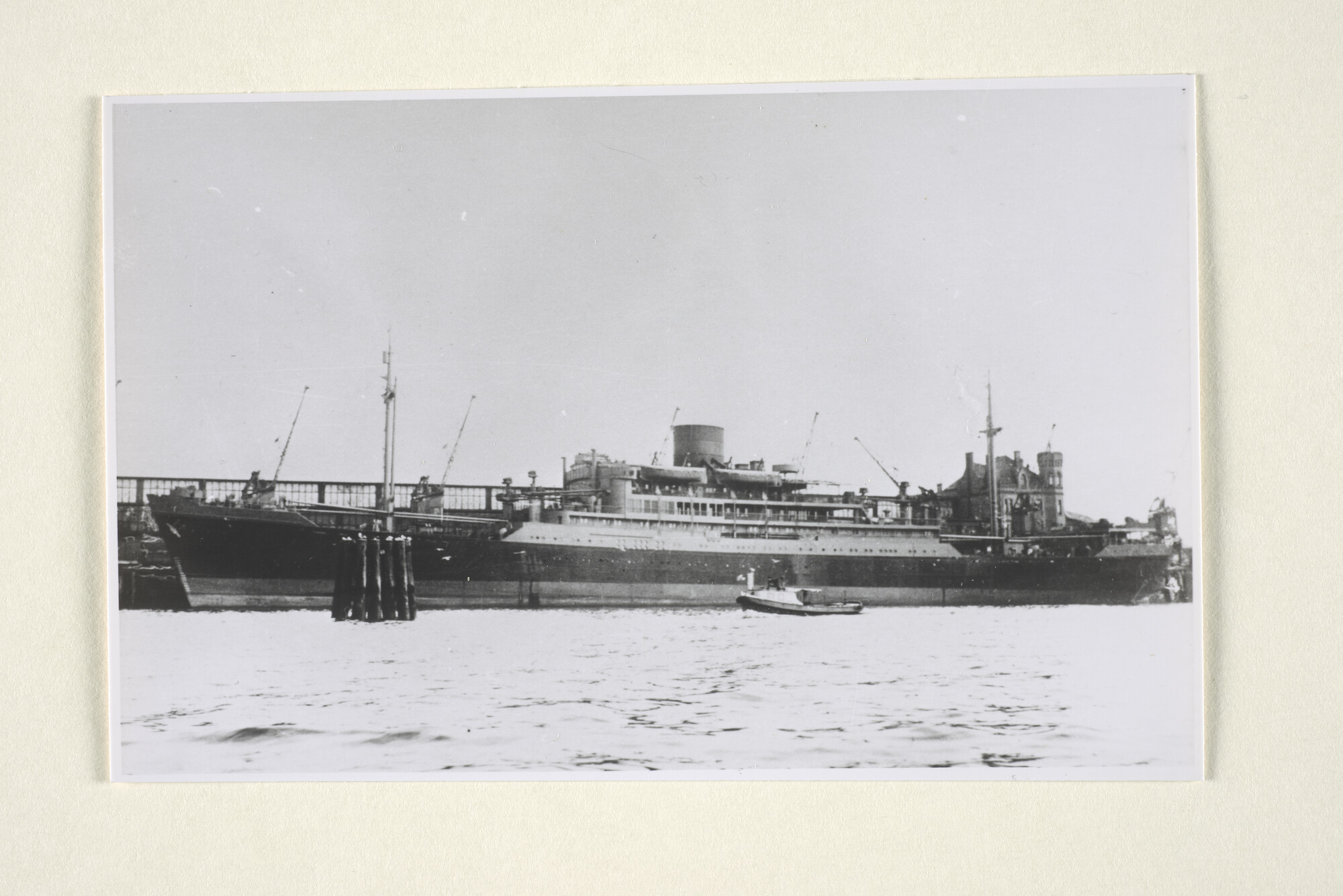 1997.4196; Het Wohnschiff Pionier (ex- ms. Oranjefontein van de VNS) gezien in Hamburg tijdens de Tweede Wereldoorlog; foto