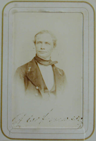 S.0576(01)261; Portretfoto van kapitein-luitenant-ter-zee G.W.F. Mouth; foto