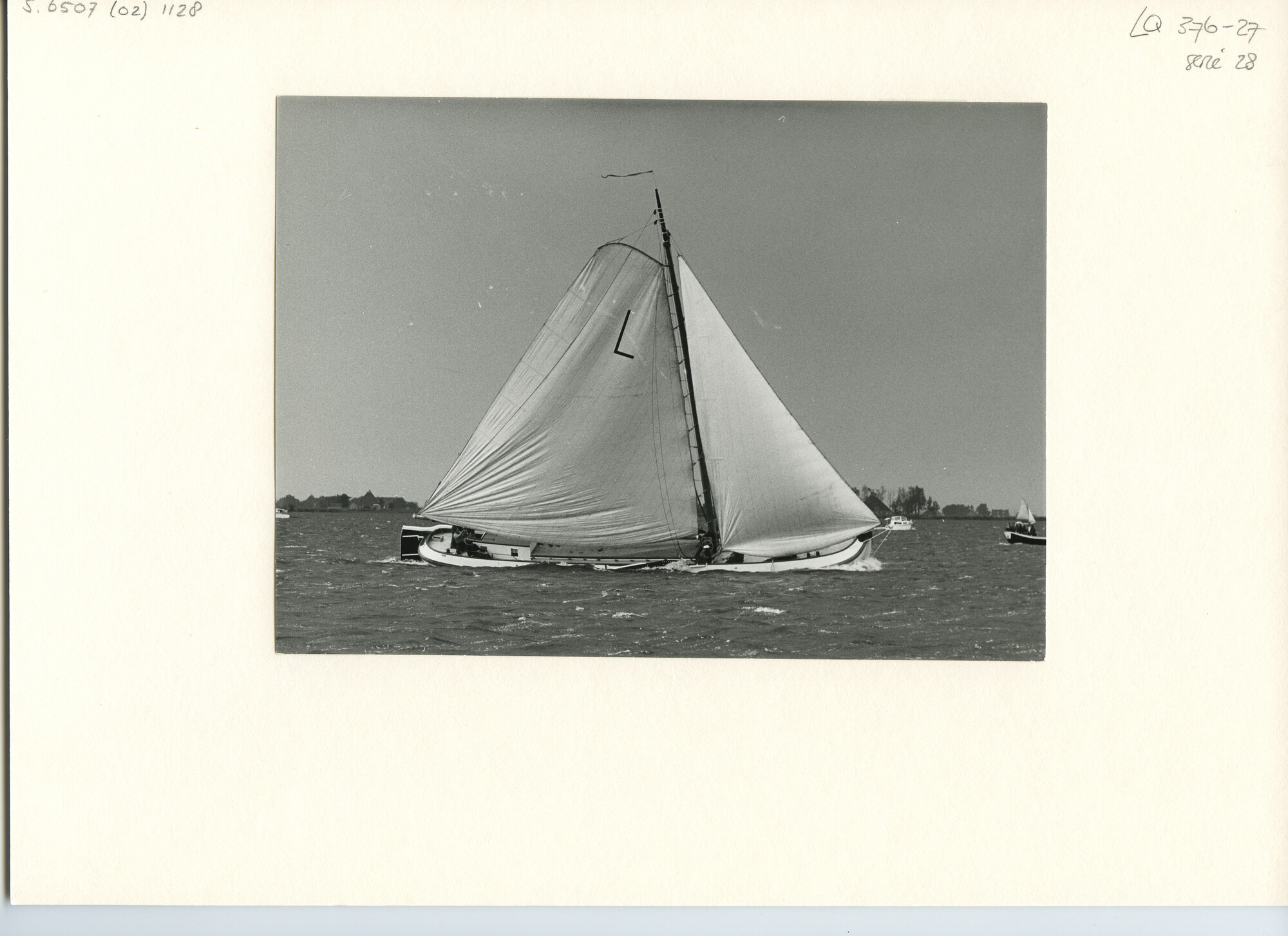 S.6507(02)1128.01; Zwart-wit foto van het skûtsjesilen op de Fluessen met een aanwakkerende wind.; foto