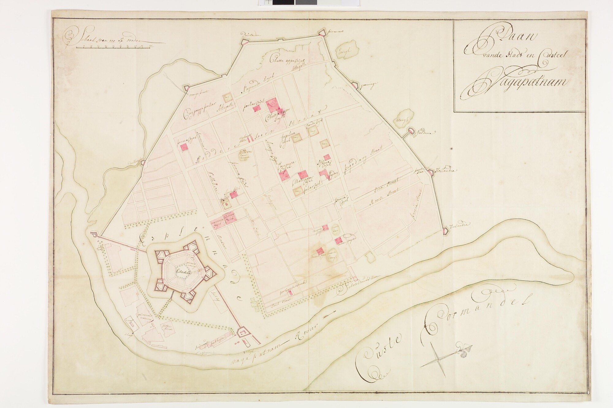 A.2444(08); Gekleurde handschriftkaart van de stad Nagapatnam in Malabar; landkaart