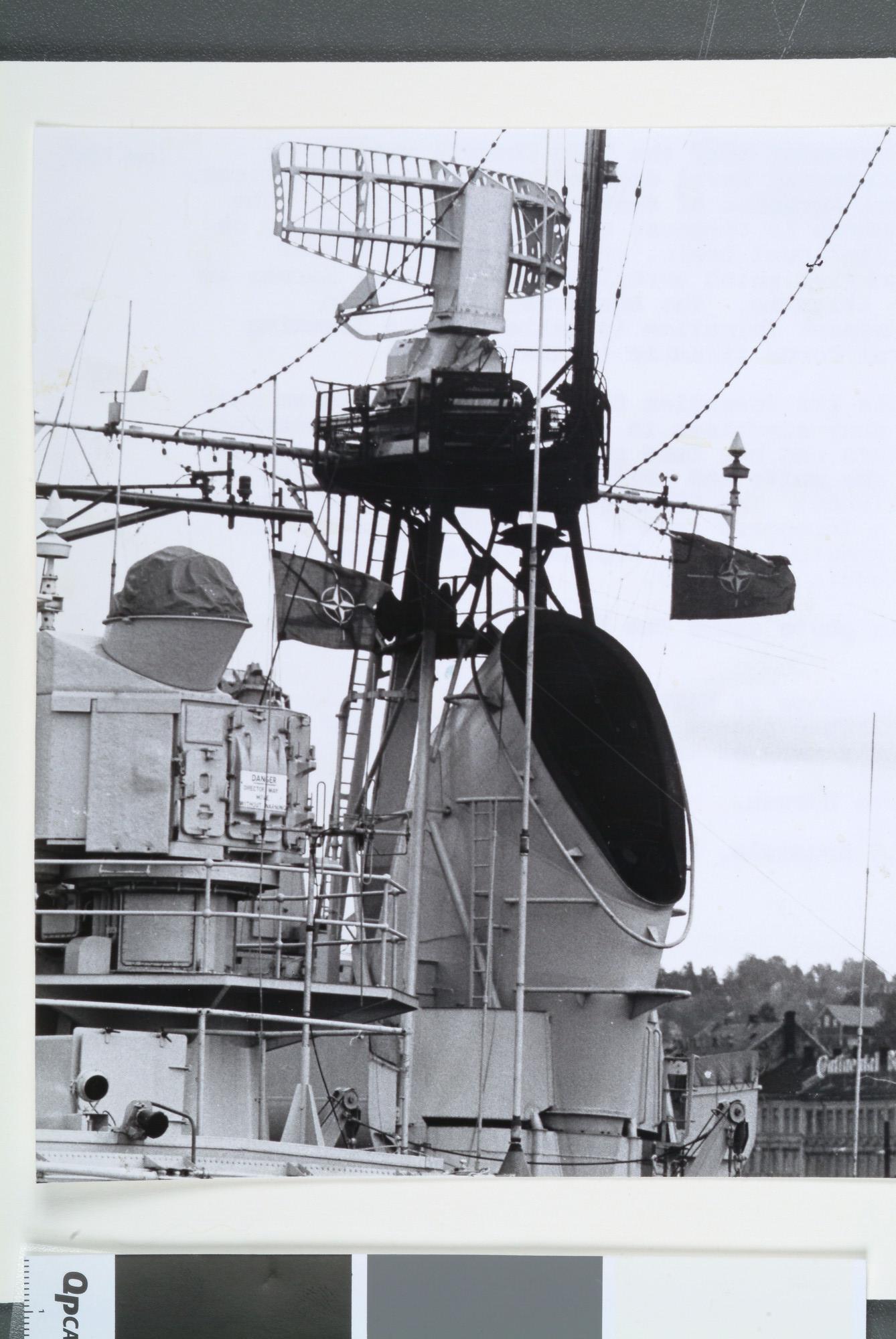 1999.0903; Detailfoto van de NAVO-vlag in de mast van een Nederlandse onderzeebootjager [...]; foto