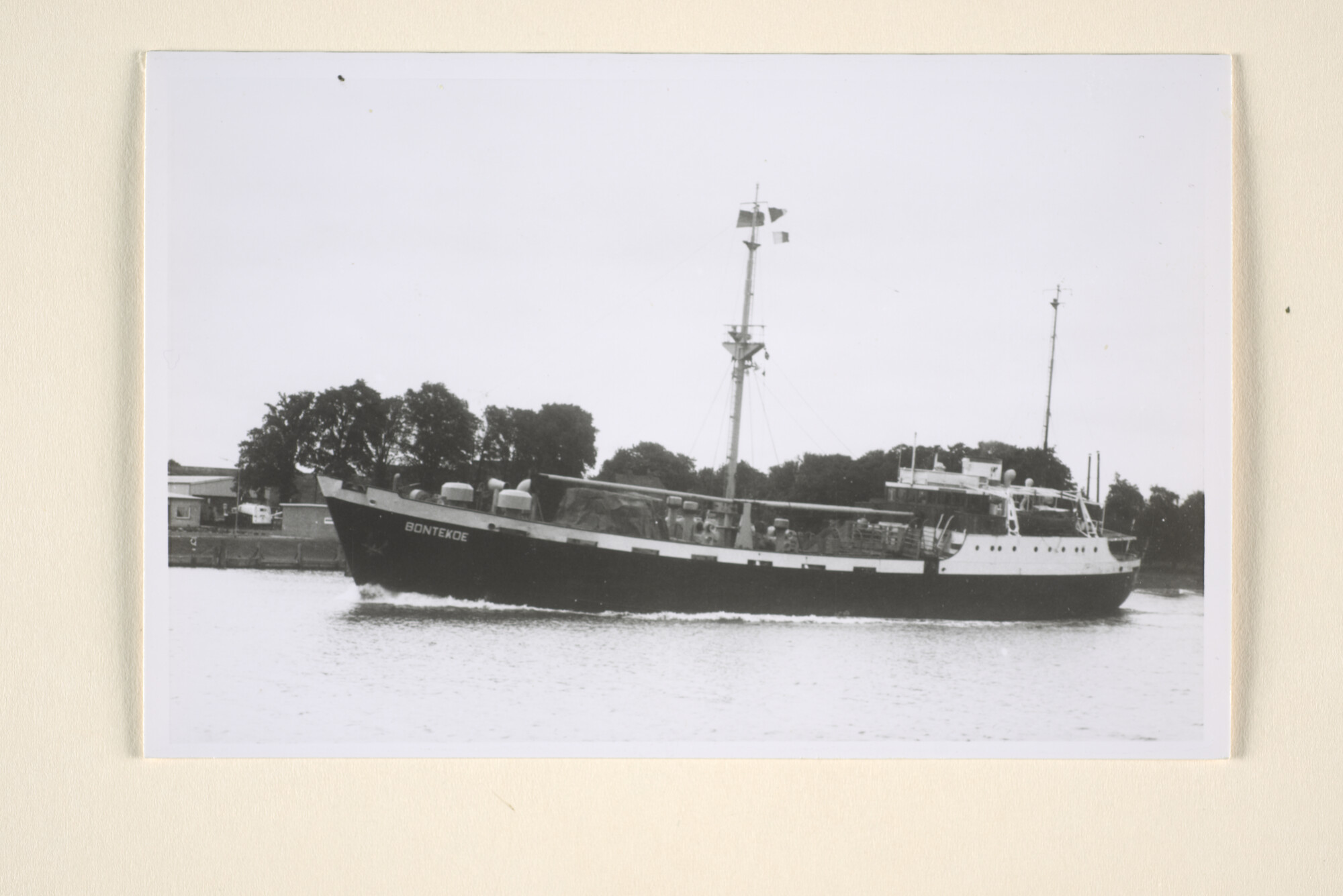 1995.5884; De coaster ms. Bontekoe (ex- Flevo) van rederij Willem Beukels (Vroon BV.) te Breskens; foto