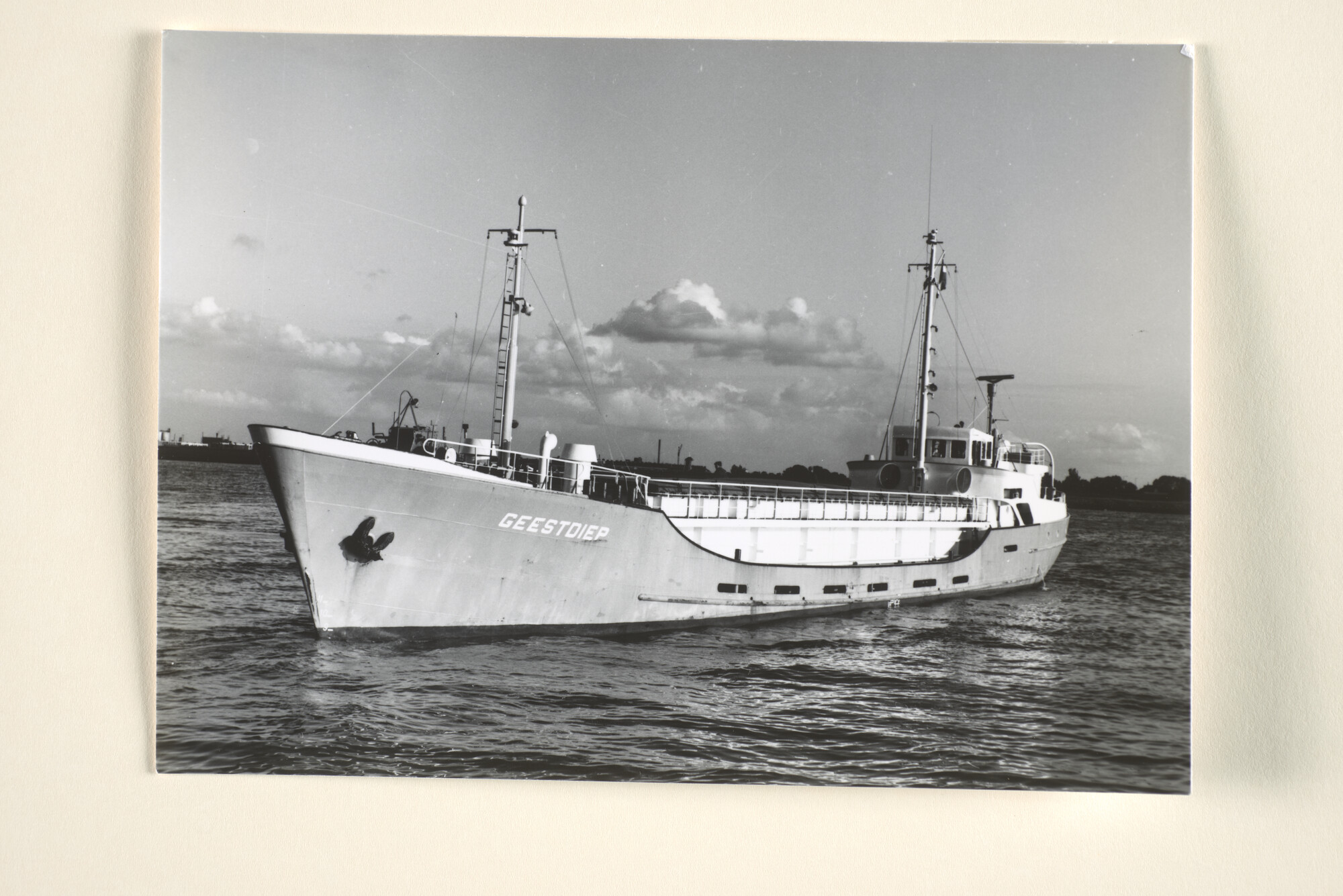 1996.2124; De coaster ms. Geestdiep van Waling van Geest & Zn te s Gravenzande gezien [...]; foto