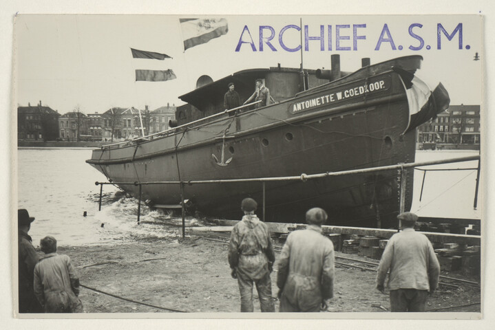 S.5219(12)0004; De stoomsleepboot Antoinette W. Goedkoop tijdens de tewaterlating bij de [...]; foto