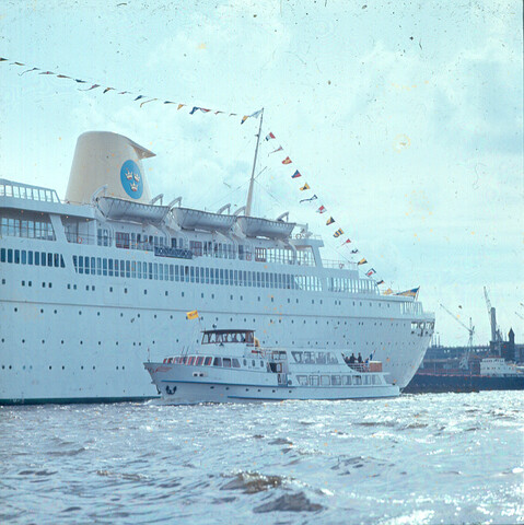 S.9100(2457); Dia van het Zweedse cruiseschip 'Kungsholm' van de Svenska Amerika Linien; diapositief