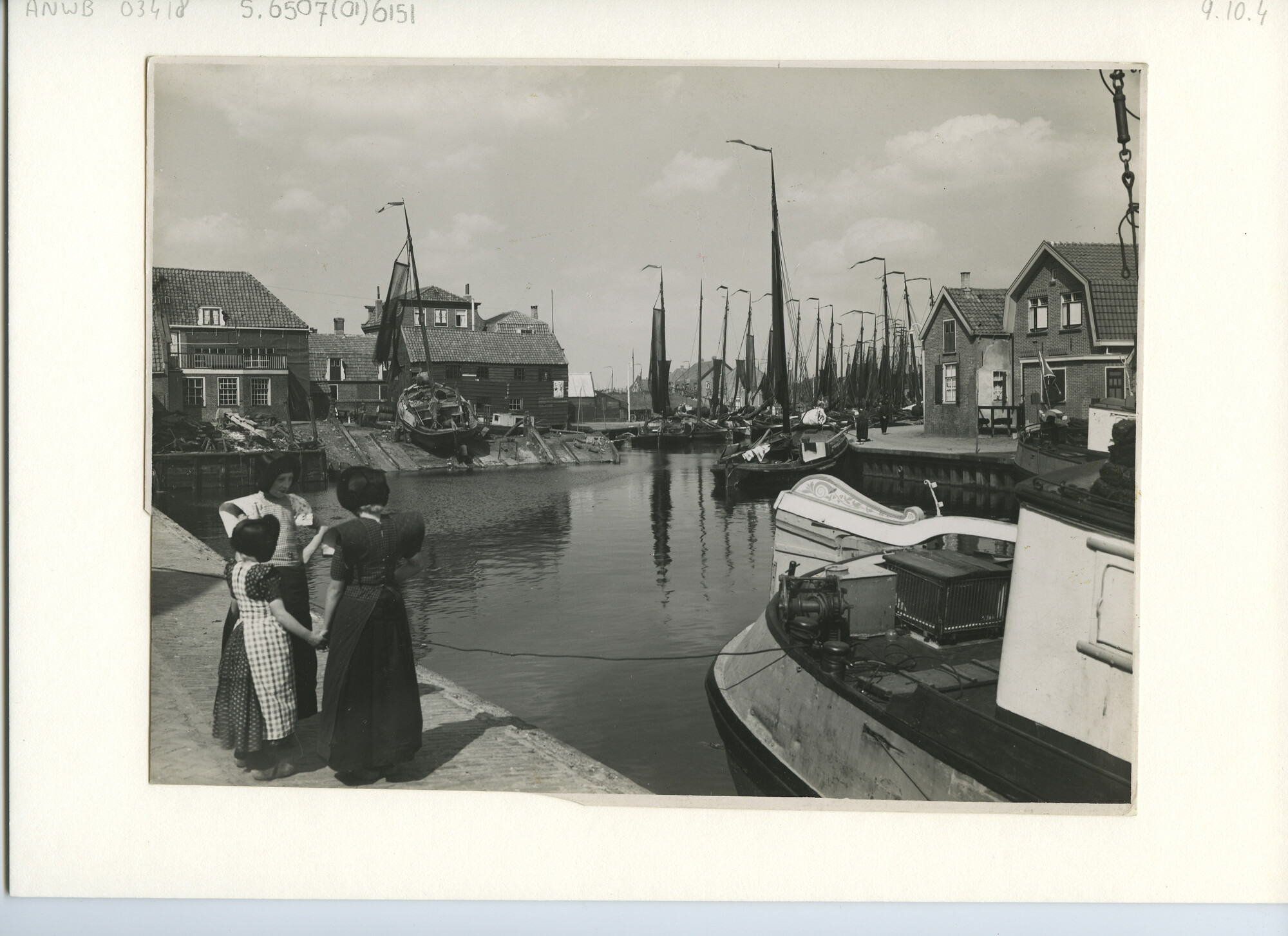 S.6507(01)6151; Foto van haven Spakenburg: kinderen in klederdracht; foto