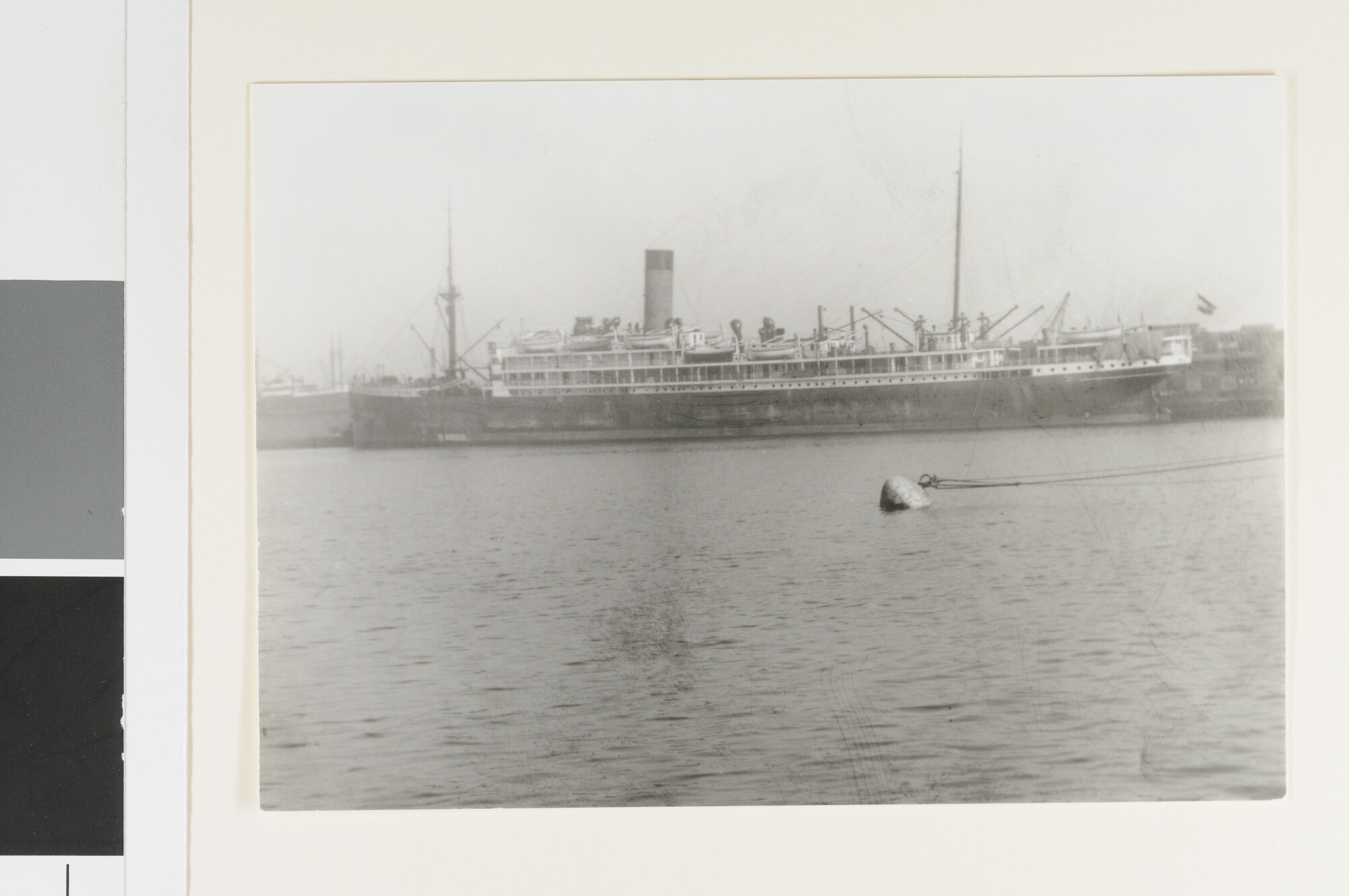 RB.0076(11); Het mailschip ss. 'Koningin Emma' ligt afgemeerd aan de kade te Amsterdam; foto