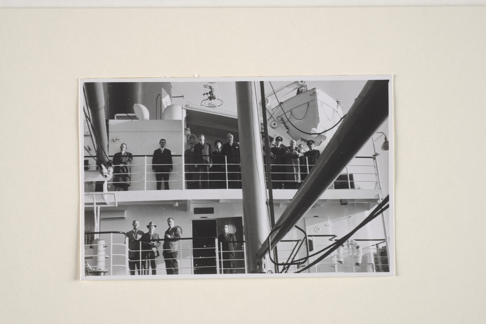 1994.1765; Foto's van overdracht van ms. 'Straat Madura' van de KPM; fotoreportage