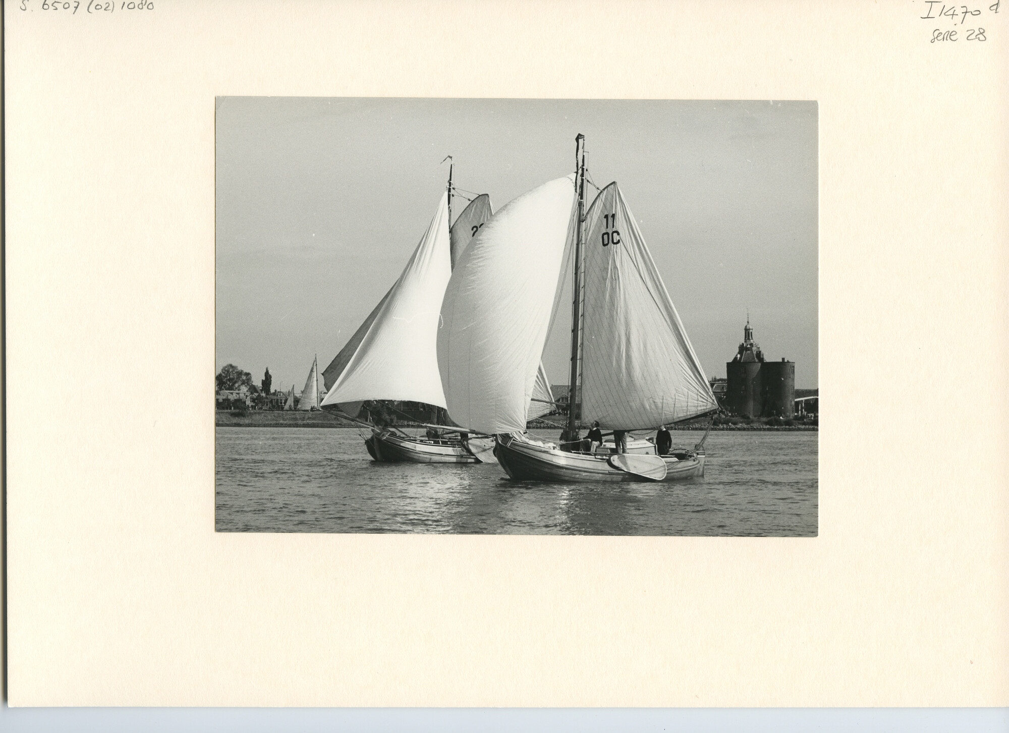 S.6507(02)1080.03; Zwart-wit foto van de botter 'Jan Klaassen (9 OB), de boeier "Friso" (22 OB) en de Vollenhovense bol "Goetzee" (11 OC) bij de voor-de-windse start van de Flevorace te Enkhuizen.; foto