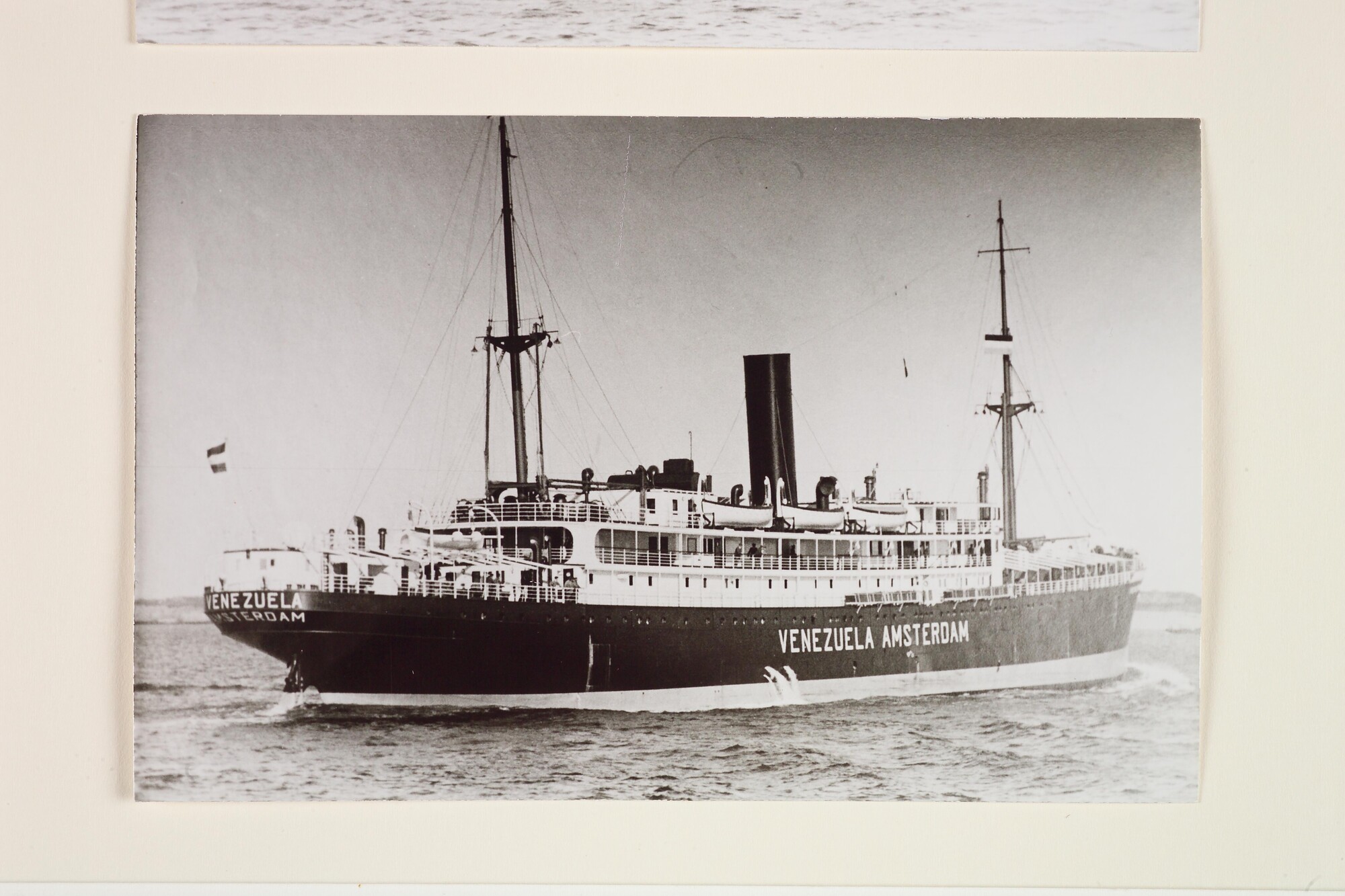 1995.5405; Het mailschip ss. 'Venezuela' van de KWIM vermoedelijk op weg voor de proefvaart; foto