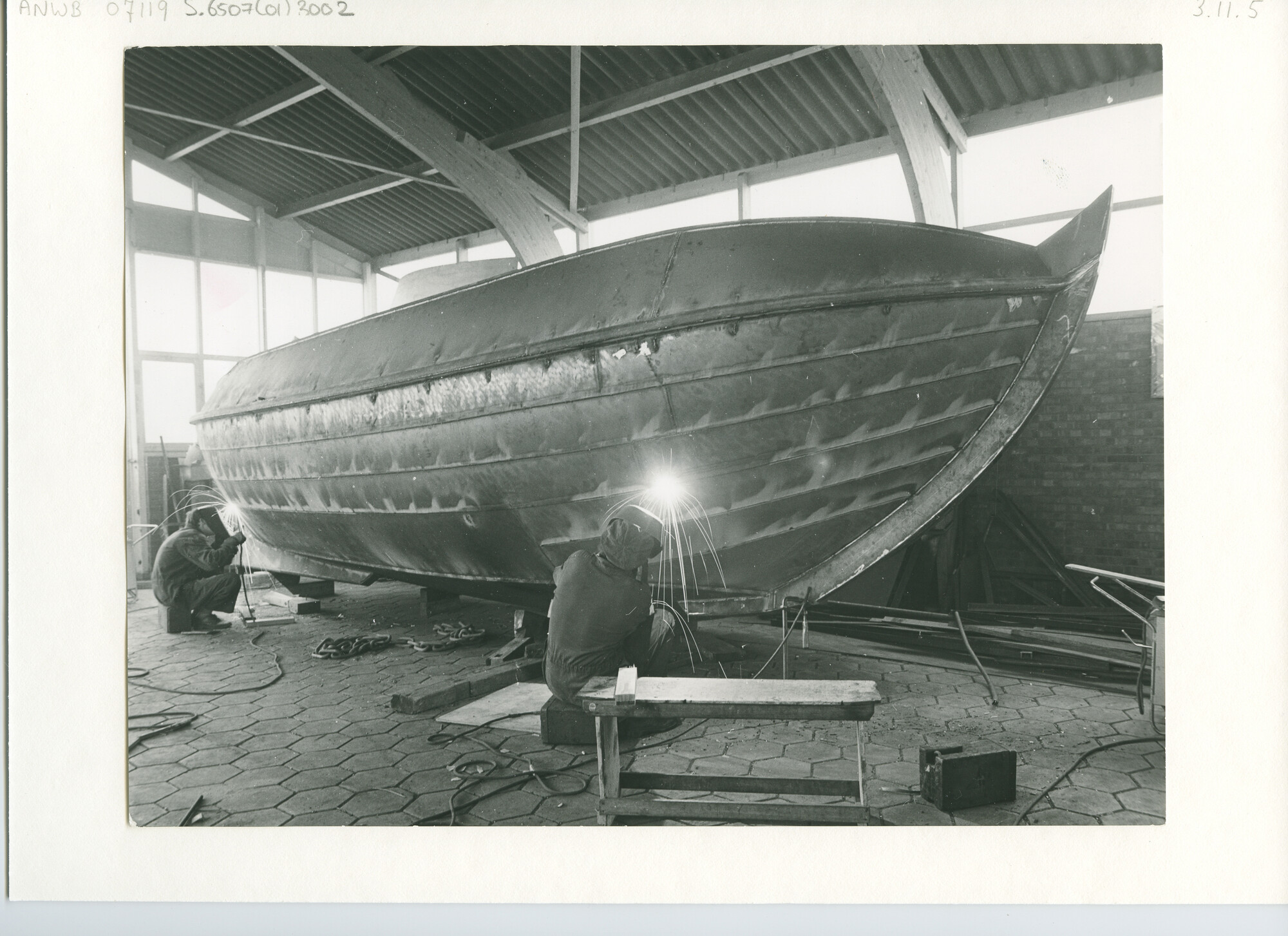 S.6507(01)3002; Een stalen Vollenhovense bol in aanbouw in een bouwloods; foto