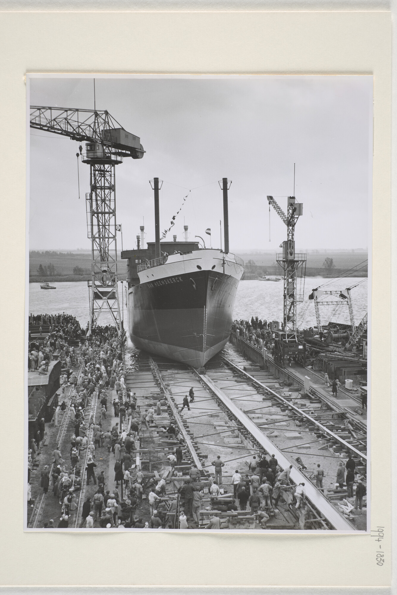 1994.1830; Foto's van de tewaterlating van ms. 'Van Heemskerck' van de KPM bij de Scheepswerf 'De Merwede' NV; fotoreportage