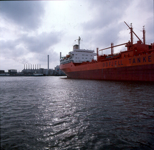 S.9100(8413); Dia van de Noorse gastanker ms. Bow Star met op de achtergrond de Hemweg [...]; diapositief