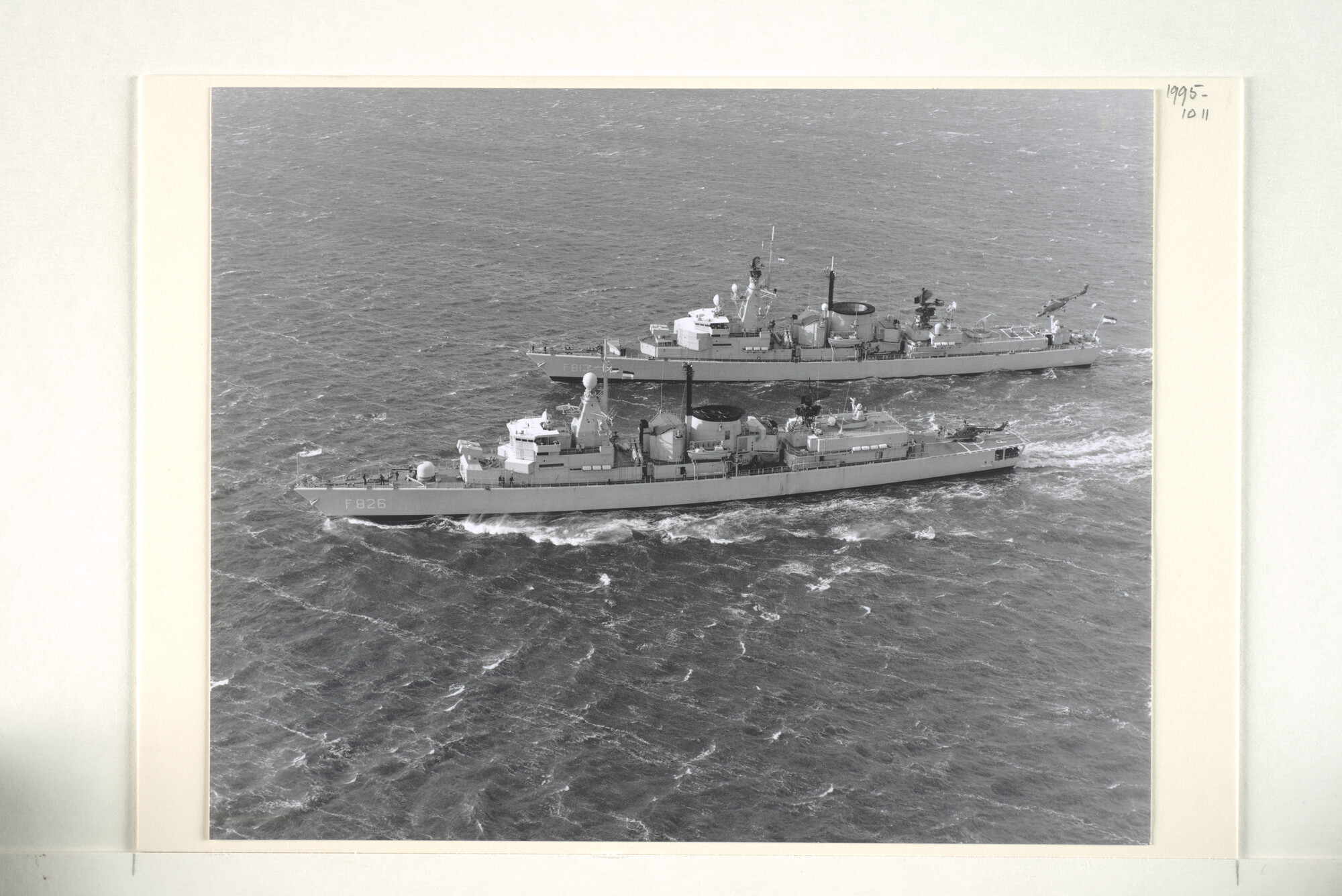 1995.1011; Luchtfoto van het standaardfregat Hr.Ms. 'Pieter Florisz' (F 826) en het luchtverdedigingsfregat Hr.Ms. 'Witte de With' op zee [...]; foto