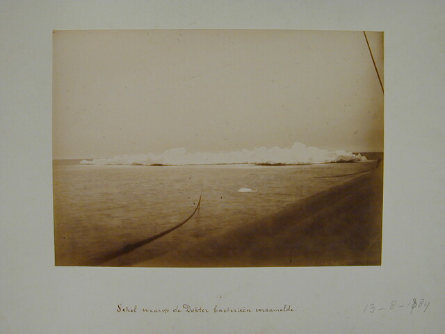 S.3986(01); Map met een verzameling losse foto's gedeeltelijk met onderschrift van de zevende Noordpoolexpeditie van de Willem Barents in 1884; fotoalbum