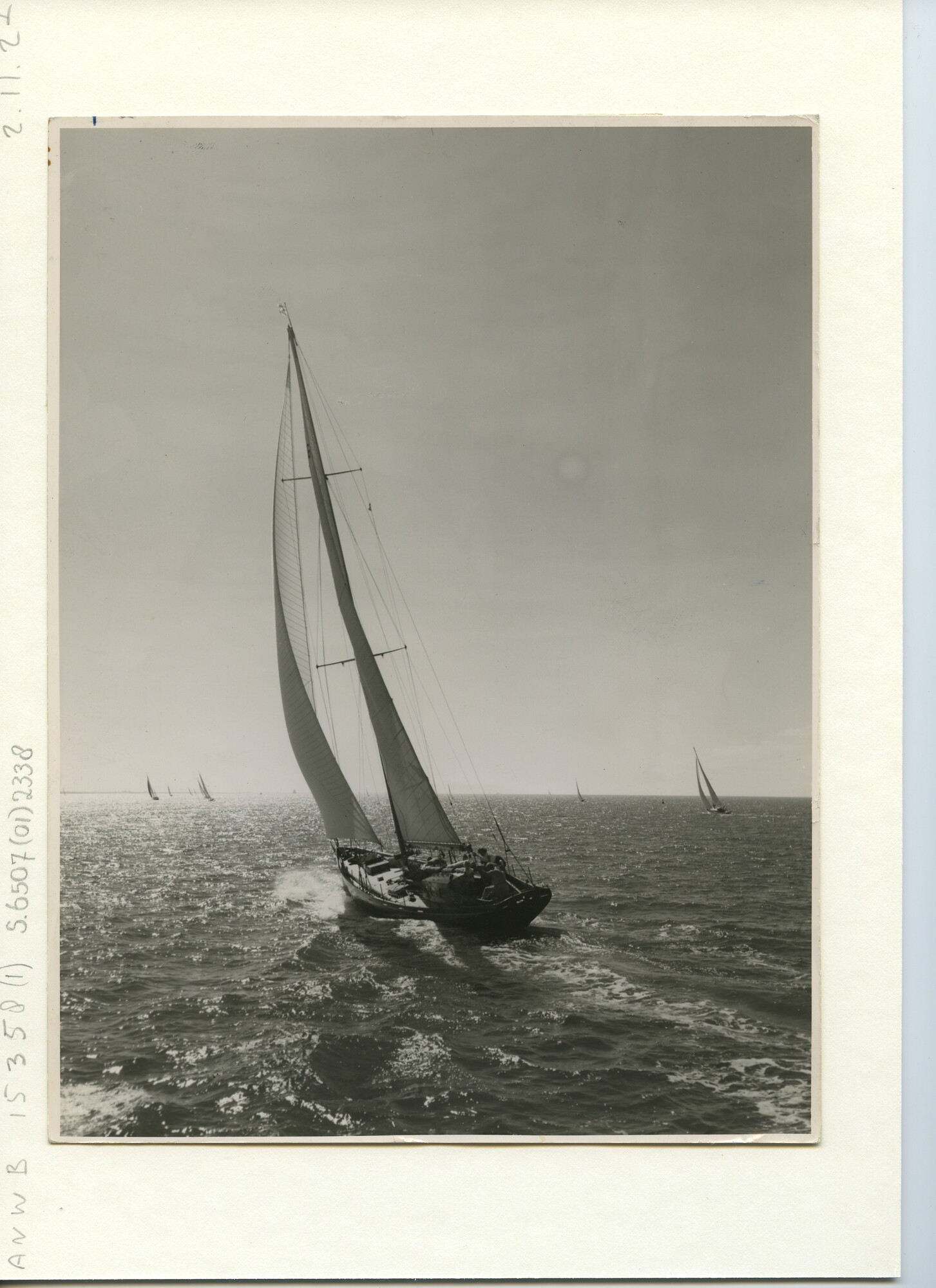S.6507(01)2338; R.O.R.C. (Nederland) jacht Grote Beer, zeilnummer H 176, hoog aan de wind in volle zee; foto