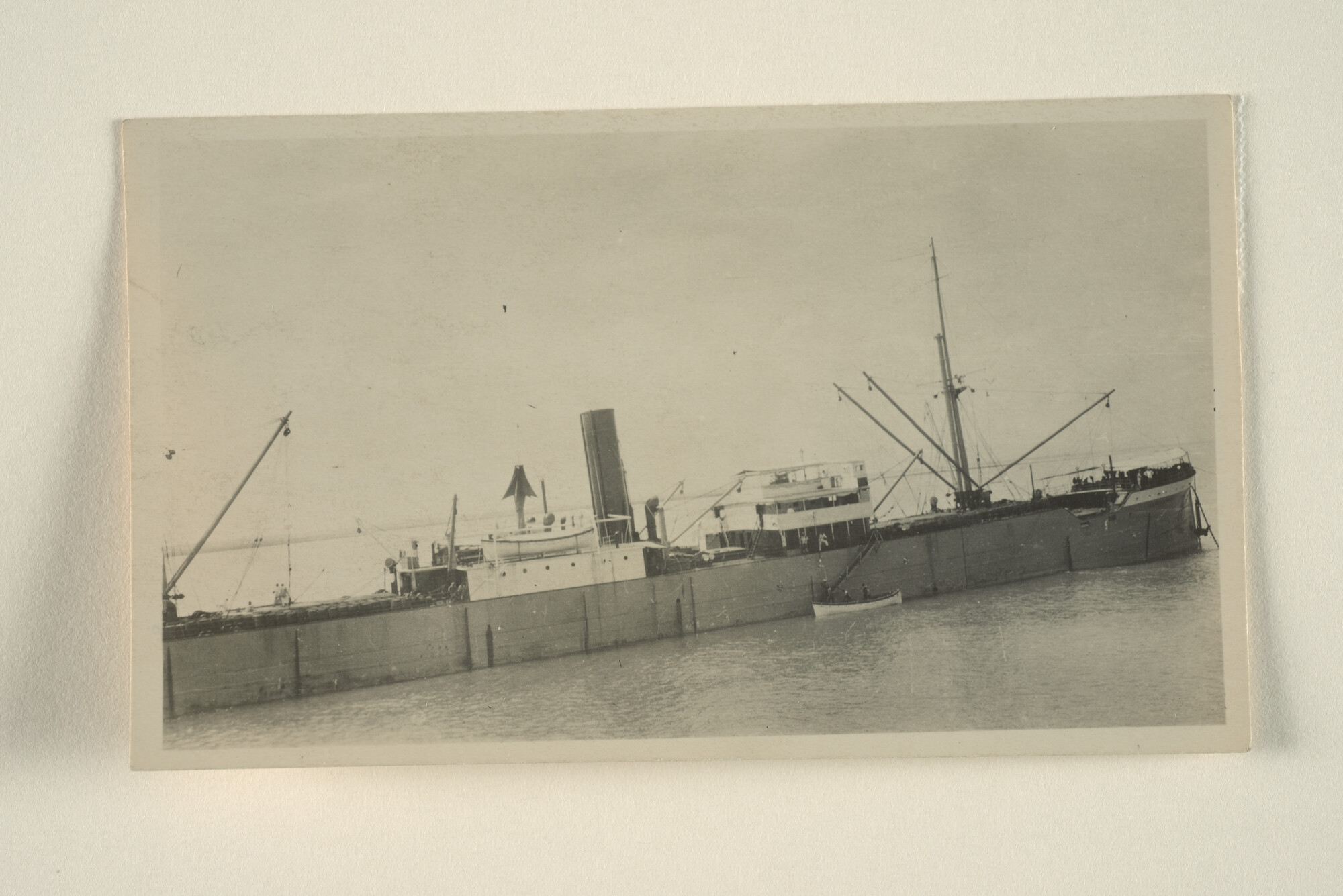 1995.5147; Luchtfoto's van het gestrande vrachtschip ss. 'Bondowoso' van de Rotterdamsche Lloyd te HK; fotoreportage