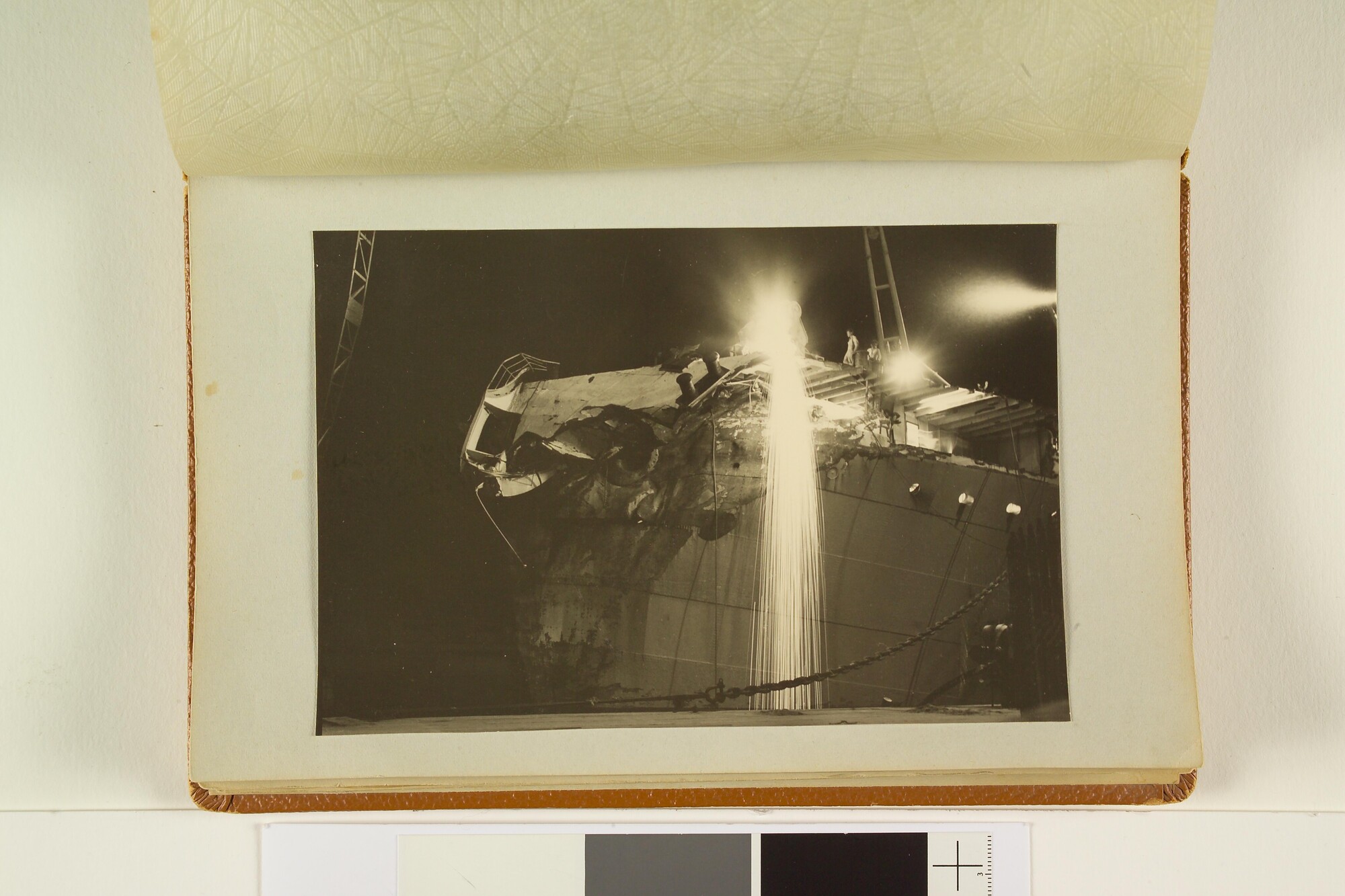 2005.2371; Fotoalbum van de Oranje, na de aanvaring in 1953 met de Willem Ruys; fotoalbum