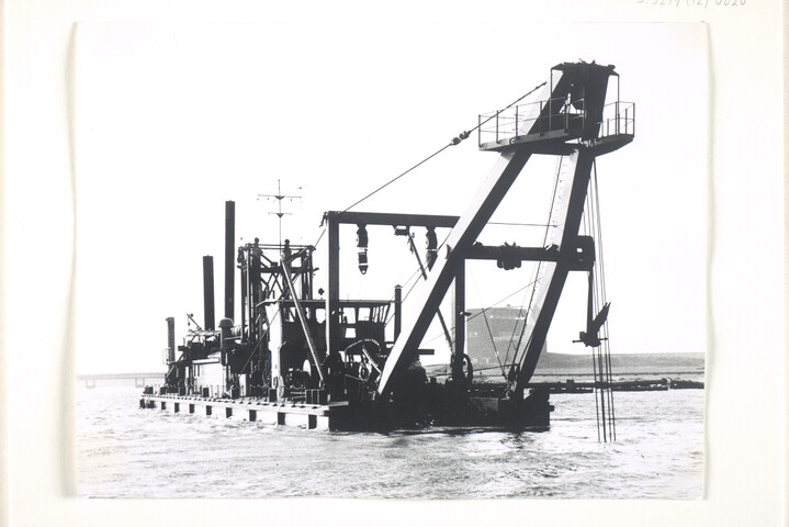 S.5219(12)0620; De cutterzuiger 'Gouda' van Zanen Verstoep NV., gebouwd op de dwarshelling van de ASM; fotoreportage
