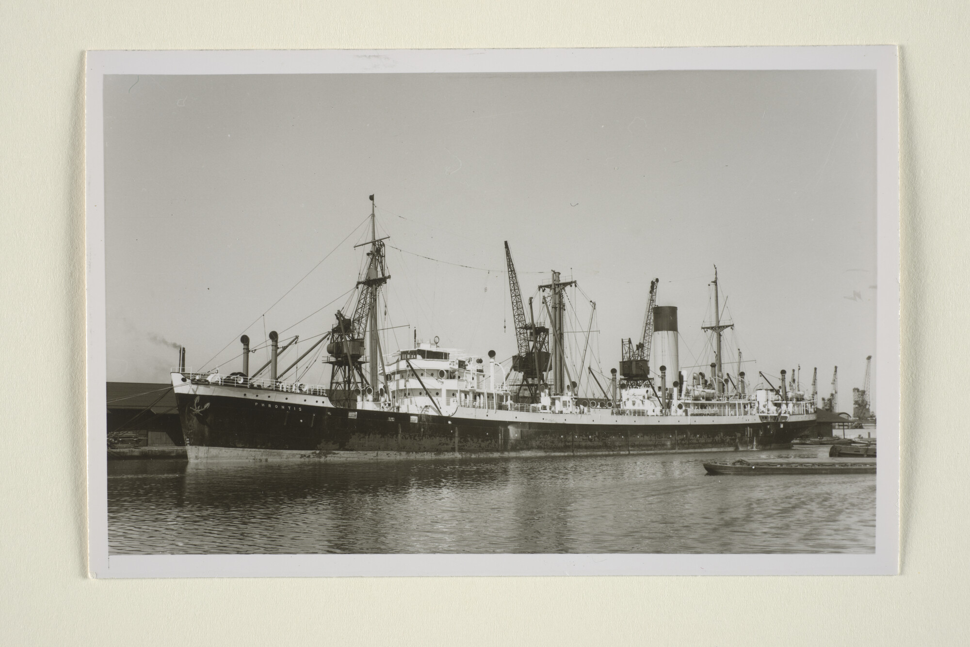 1995.5447; Het vrachtschip ss. 'Phrontis' van de Nederlandsche Stoomvaart Maatschappij "Oceaan"; foto