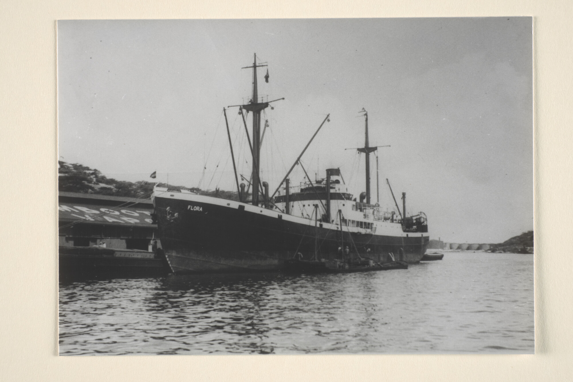 1995.6690; Het vrachtschip ss. 'Flora' van de KNSM ligt vermoedelijk afgemeerd aan de wal te Willemstad (Curaçao); foto