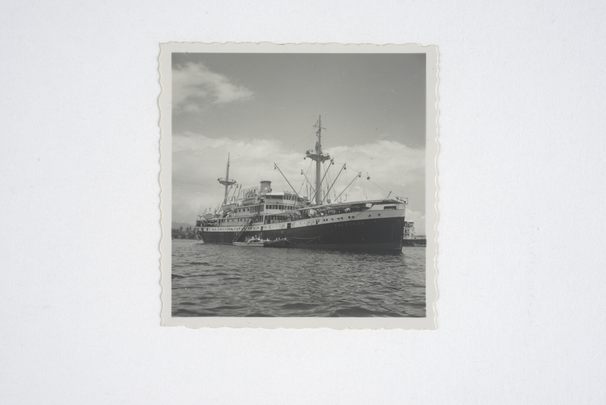 2014.0463; Zwart-wit foto van ms. Kaloekoe in de haven van Boeleleng; foto