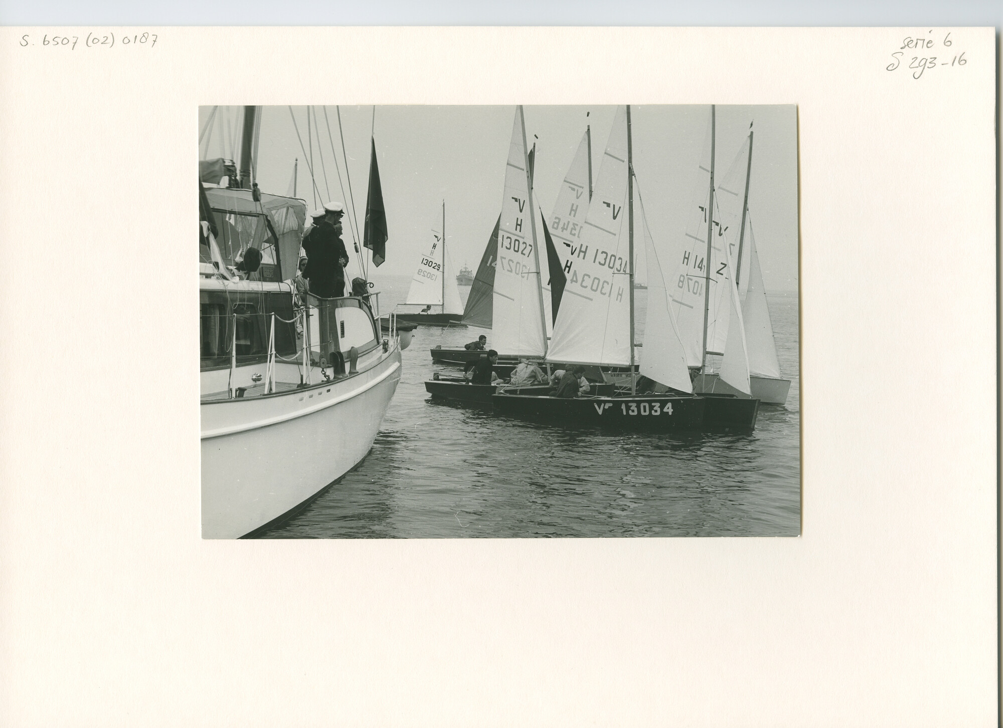S.6507(02)0187.02; Zwart-wit foto van de Vaurienklasse bij een wedstrijd in Medemblik; foto