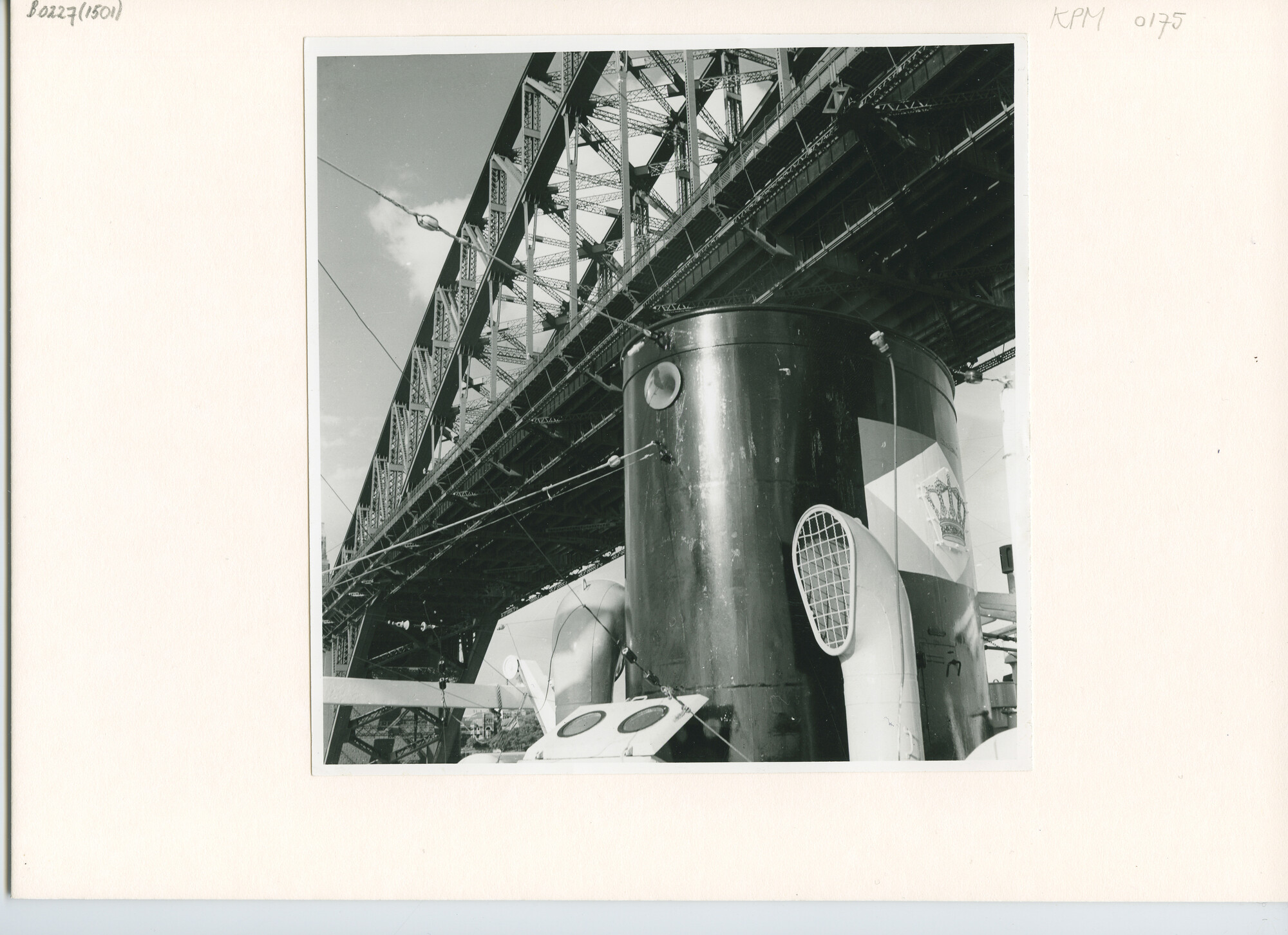B.0227(1501); Foto van ms. Sigli van de KJCPL onder de Sydney Harbour Bridge; foto
