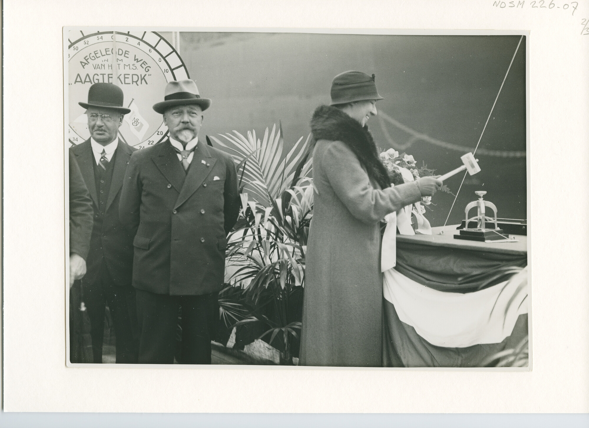 S.5444(1048)10; Foto van de tewaterlating van het vrachtschip ms. Aagtekerk; foto