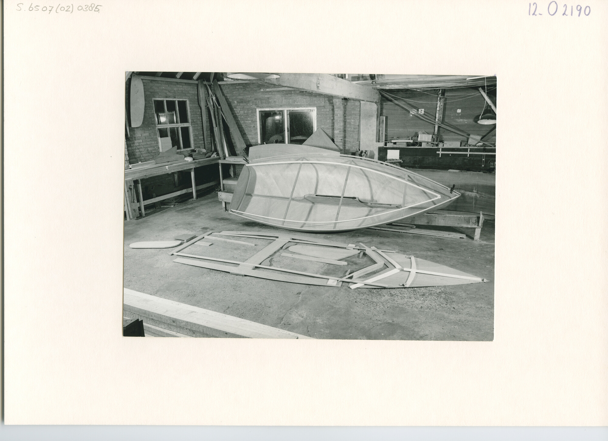 S.6507(02)0385.01; Zwart-wit foto van de bouw van een plakhouten Flying Junior bij Jachtwerf Van Doesburg; foto