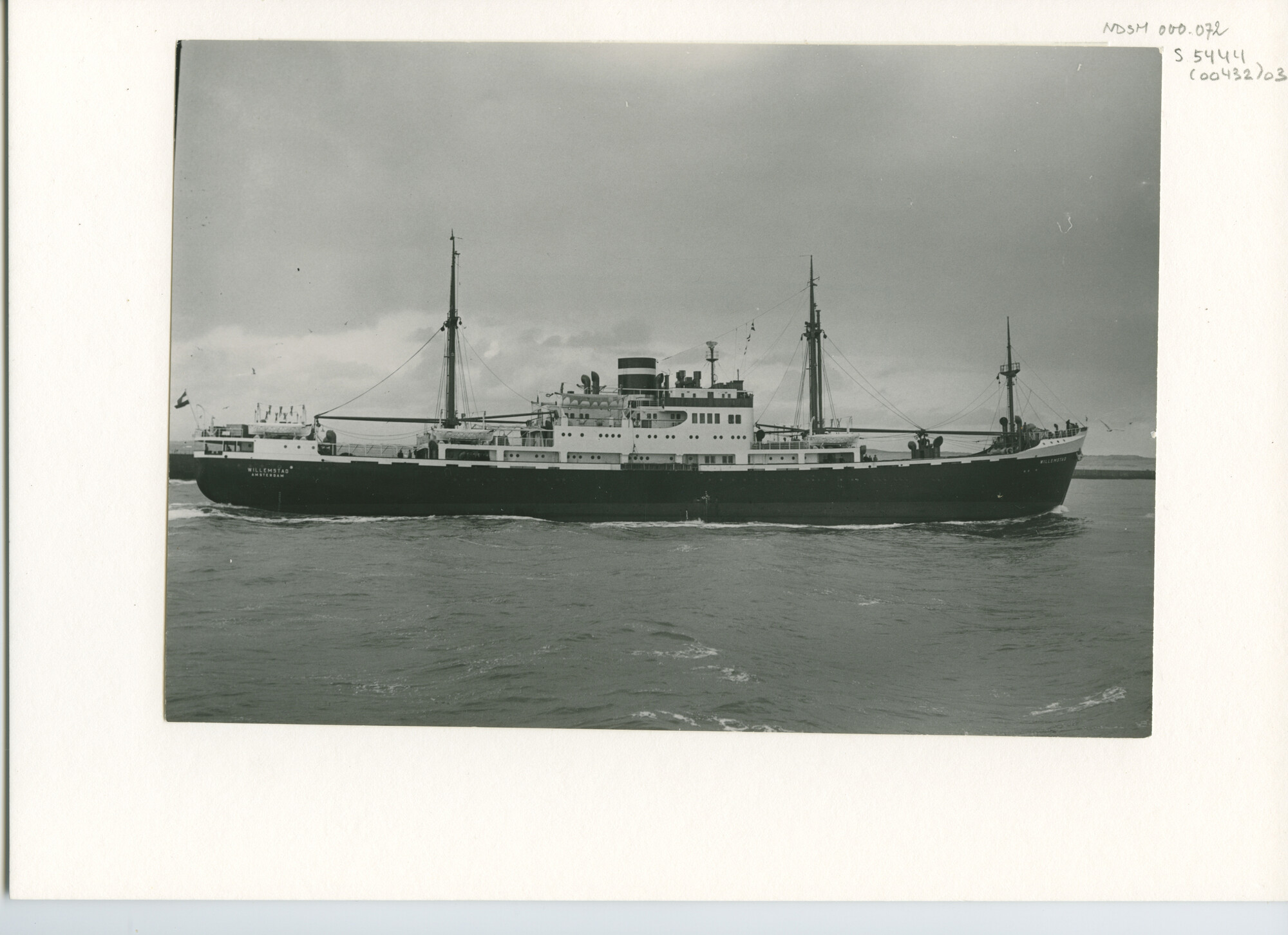 S.5444(0432)3; Foto van het vrachtschip ms. Willemstad van de KNSM; foto