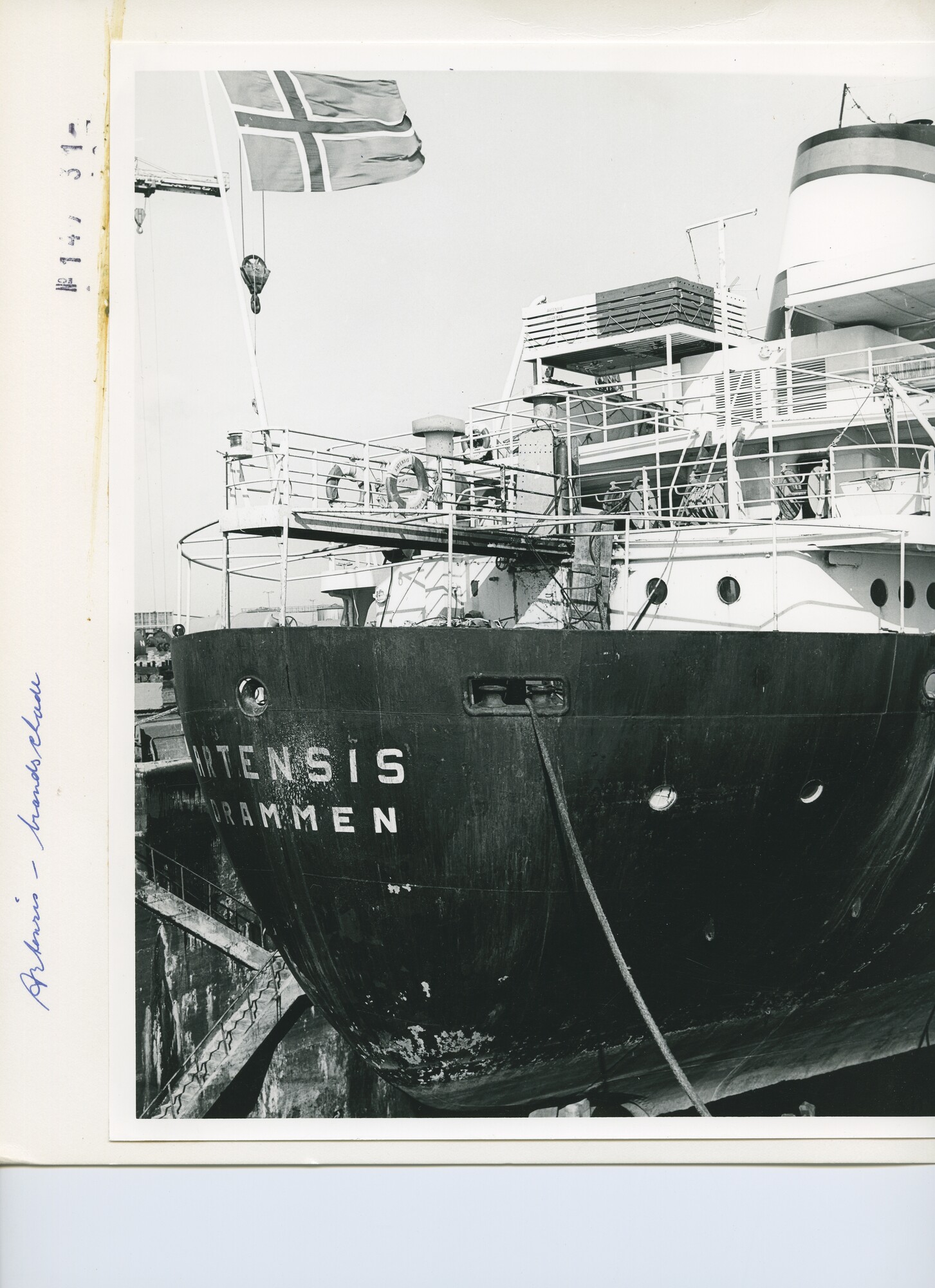 S.5444(4700)1; Foto van de vrachtschip ss. Artemis in dok bij de NDSM; foto