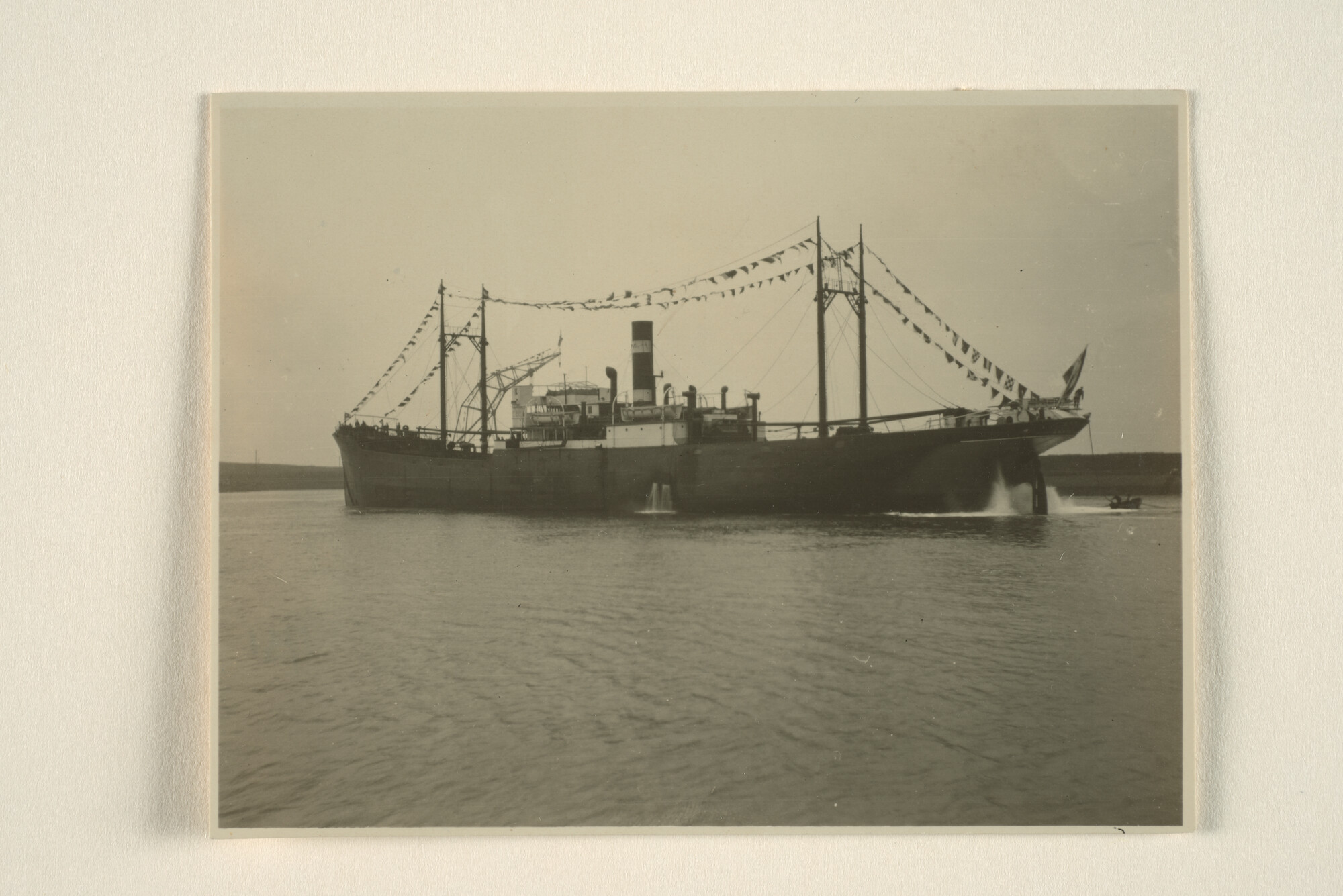 1995.6877; Het vrachtschip ss. 'Mercurius' van de KNSM ligt afgemeerd aan de 'proefstand' nabij de werf van G. Hamilton & Co; foto