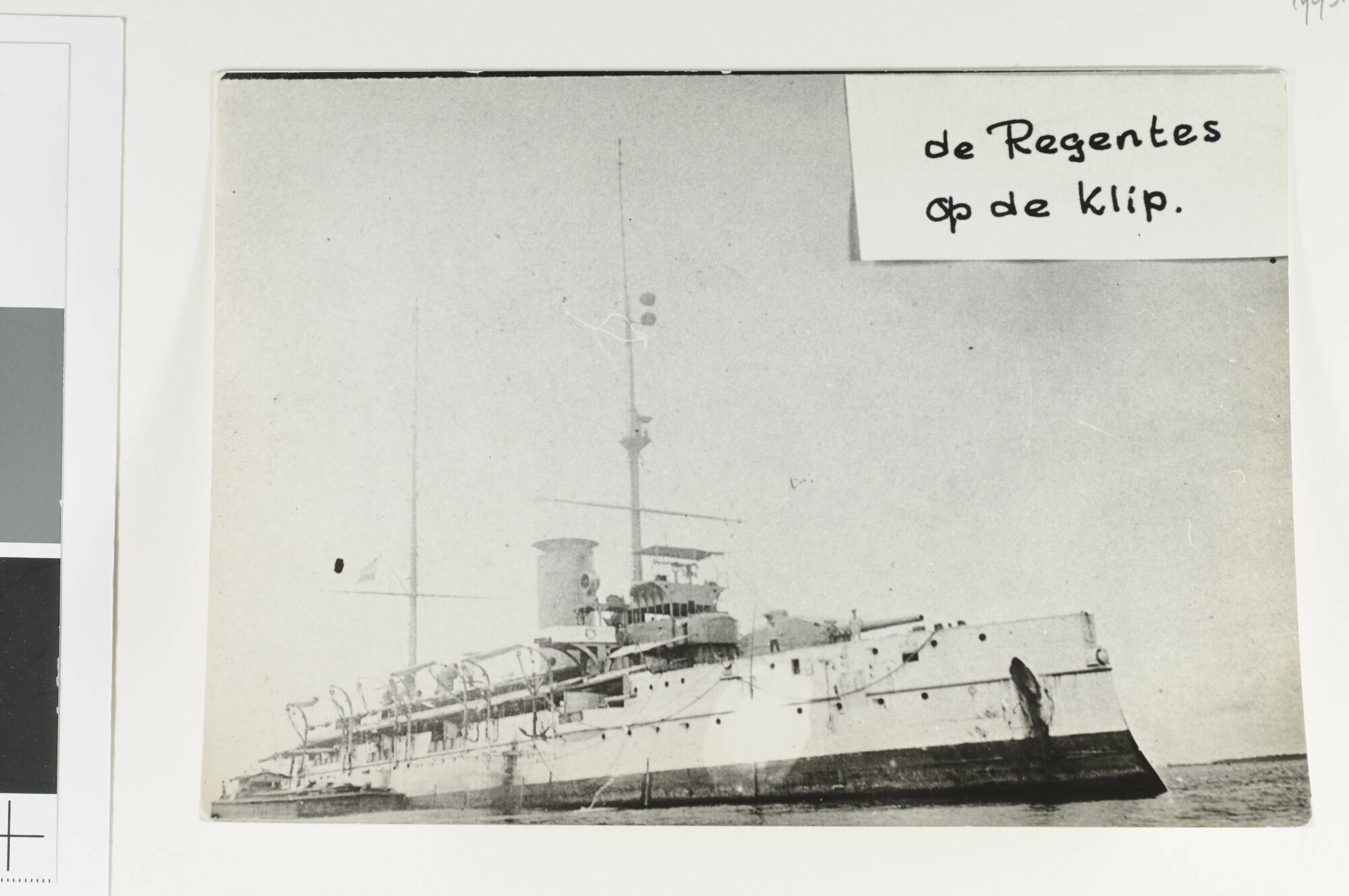 1993.0544; 'De 'Regentes' op de klip': Het pantserschip Hr.Ms. 'Koningin Regentes', vastgelopen op het rif bij Tandjong Priok op 24 maart 1914; foto