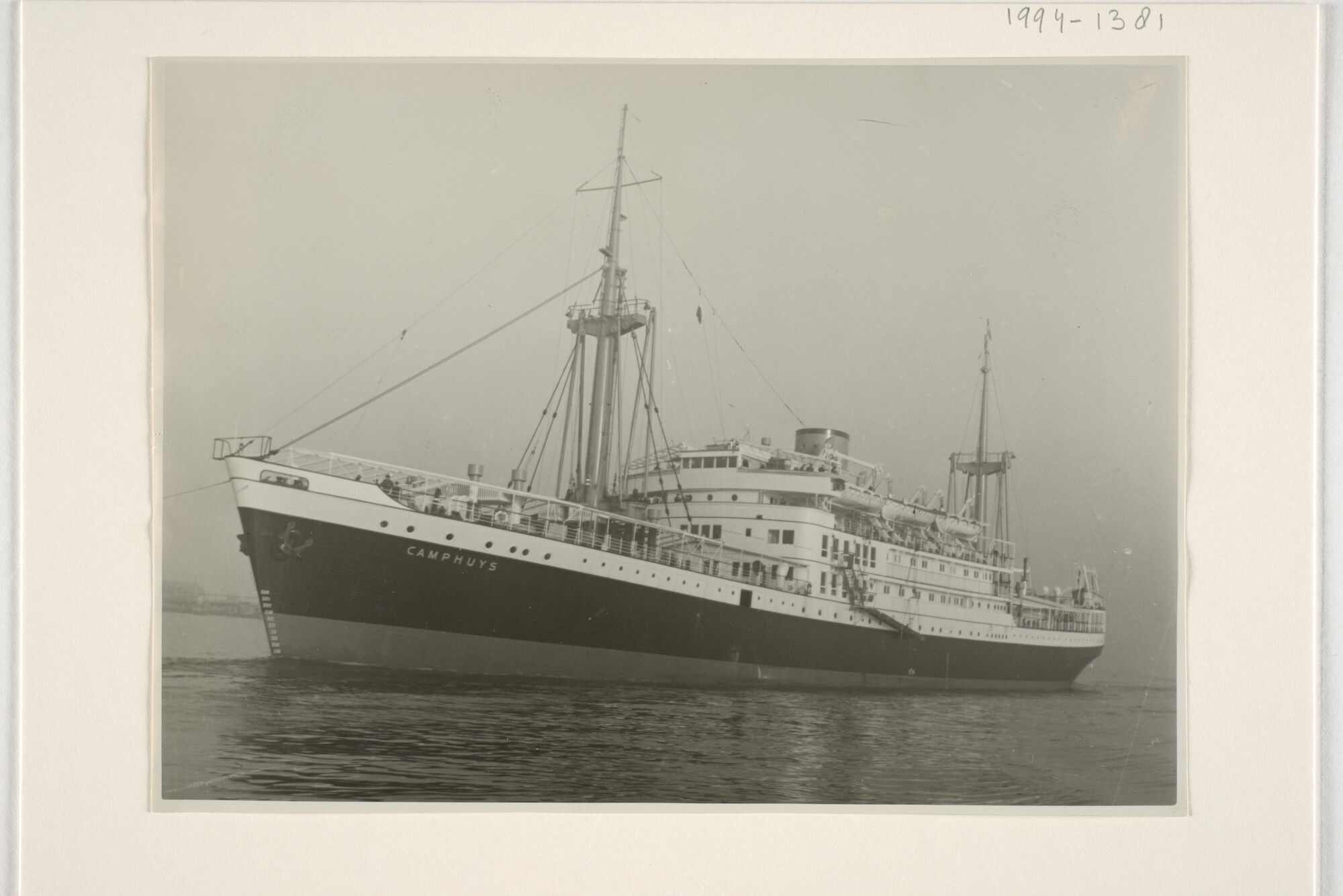 1994.1381; Het ms. Camphuys bij het vertrek voor de proefvaart van de werf van Wilton [...]; foto