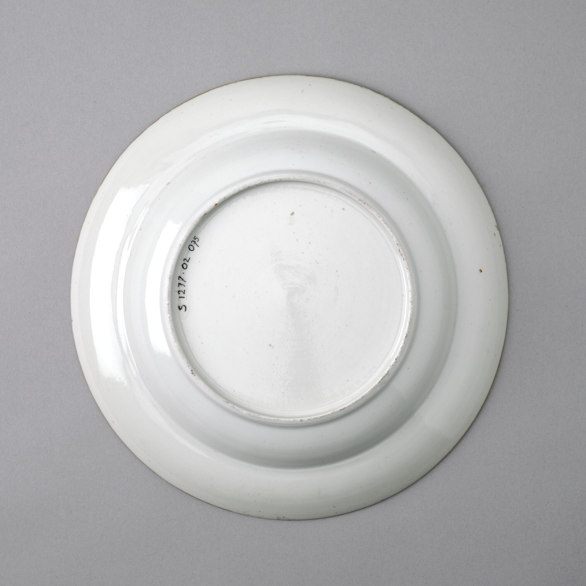 S.1277(02)75; Diep bord gedecoreerd met polychroom wapenschild; diep bord