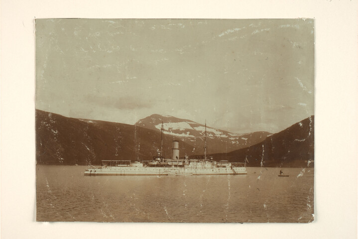 1994.7227; Het pantserdekschip Hr.Ms. 'Koningin Wilhelmina der Nederlanden' liggende voor Tromsö (Noorwegen) [...]; foto