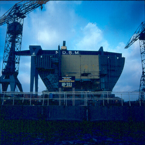 S.9100(3097); Dia met close up van de bij de NDSM in aanbouw zijnde 'Melania'; diapositief