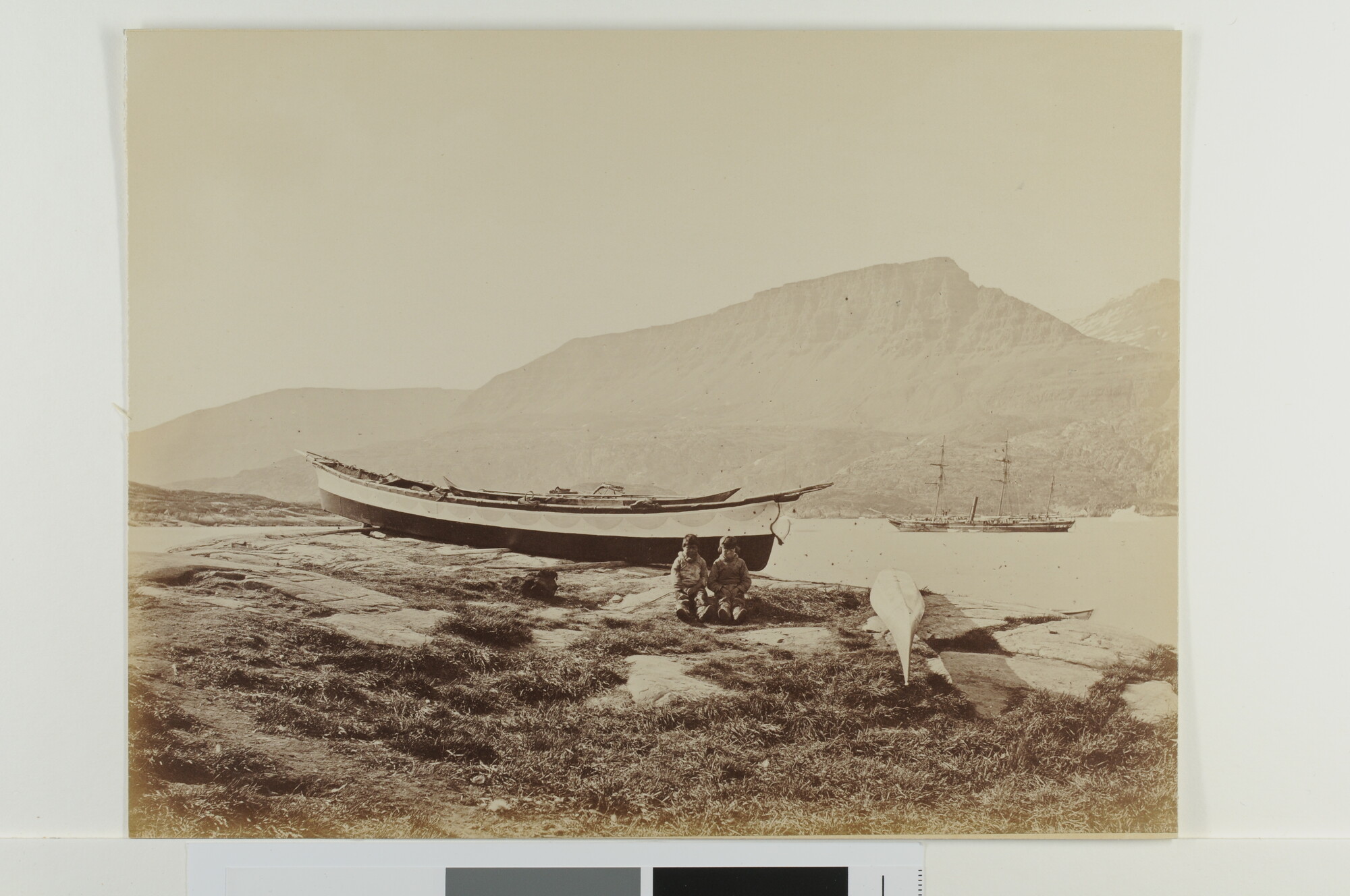 S.2956(04)03; 'Omiak, or women's boat at Disco': Umiak of vrouwenboot te Goodhaven op de Disco eilanden; foto