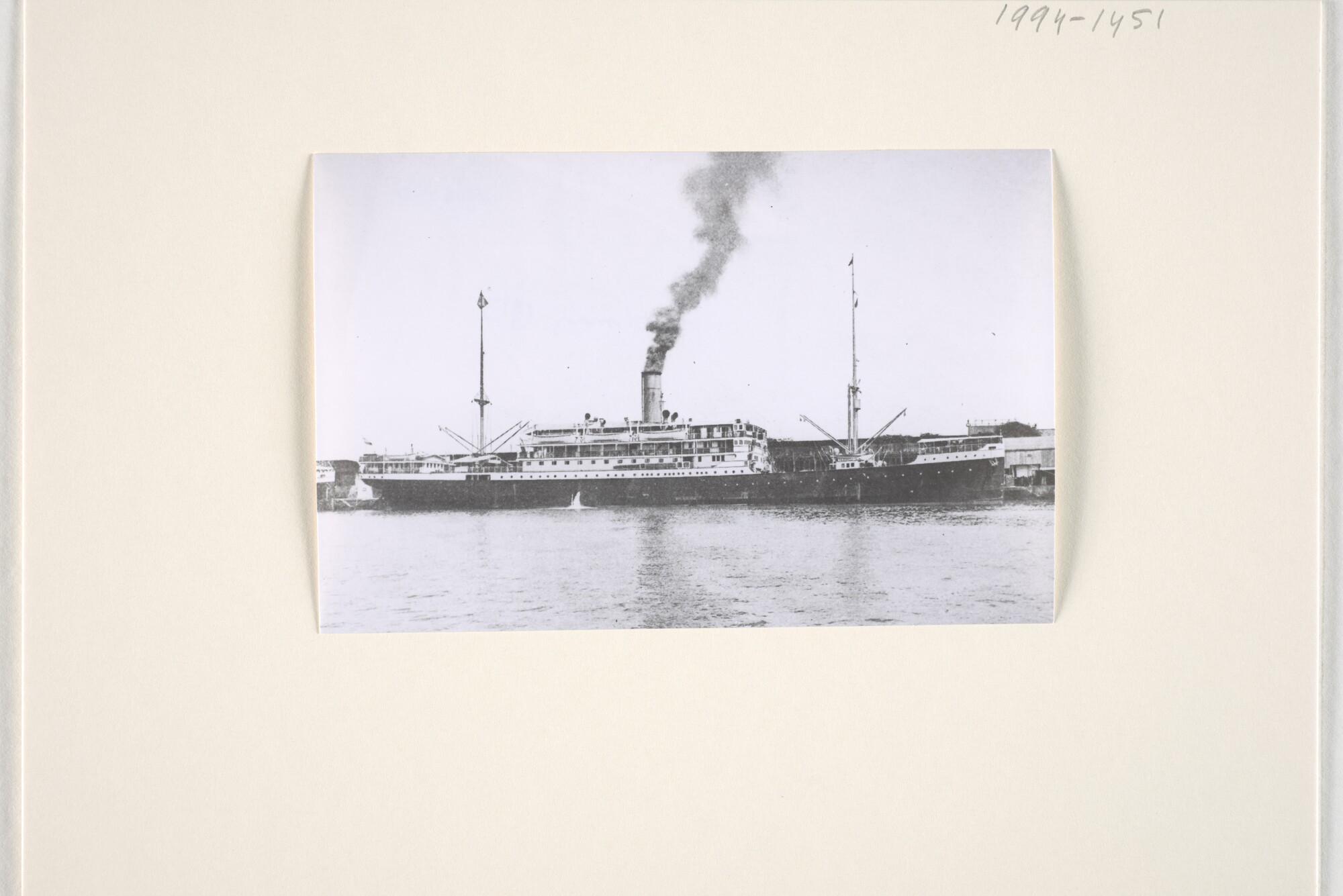 1994.1451; Het ss. 'Houtman' afgemeerd aan de kade (vermoedelijk in Tandjong Priok); foto