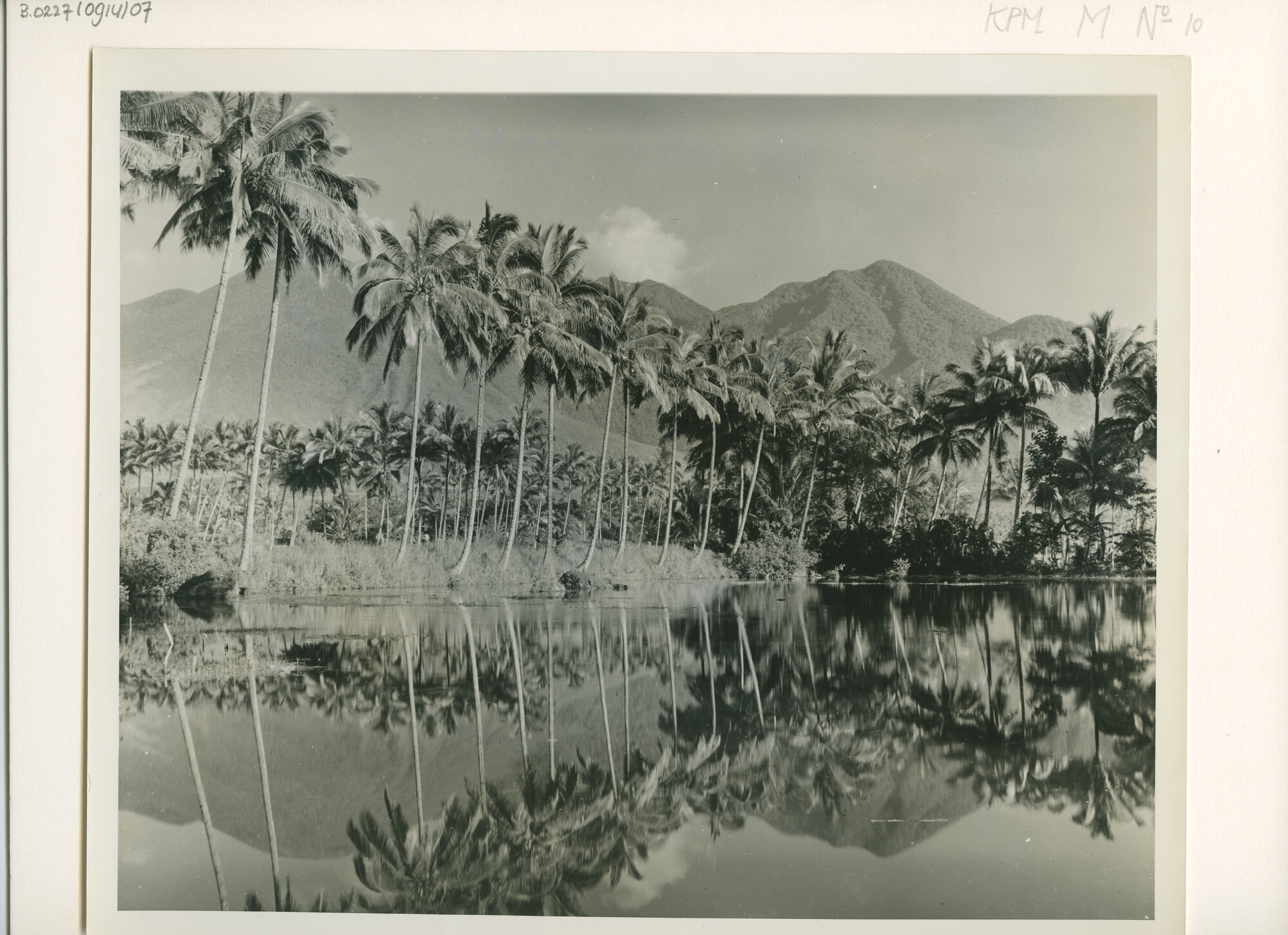 B.0227(0914)07; Landschapsfoto van het vulkanische landschap bij Garoet op West-Java; foto