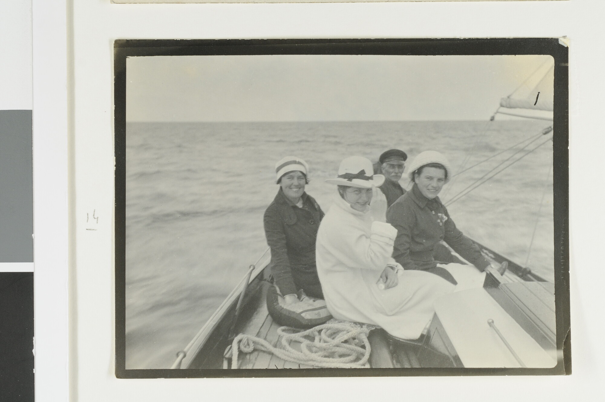 S.5707(08)14; Zeilen op het jacht 'Mercuur': met Annie Verbeek, Dof en Mien Bouman; foto