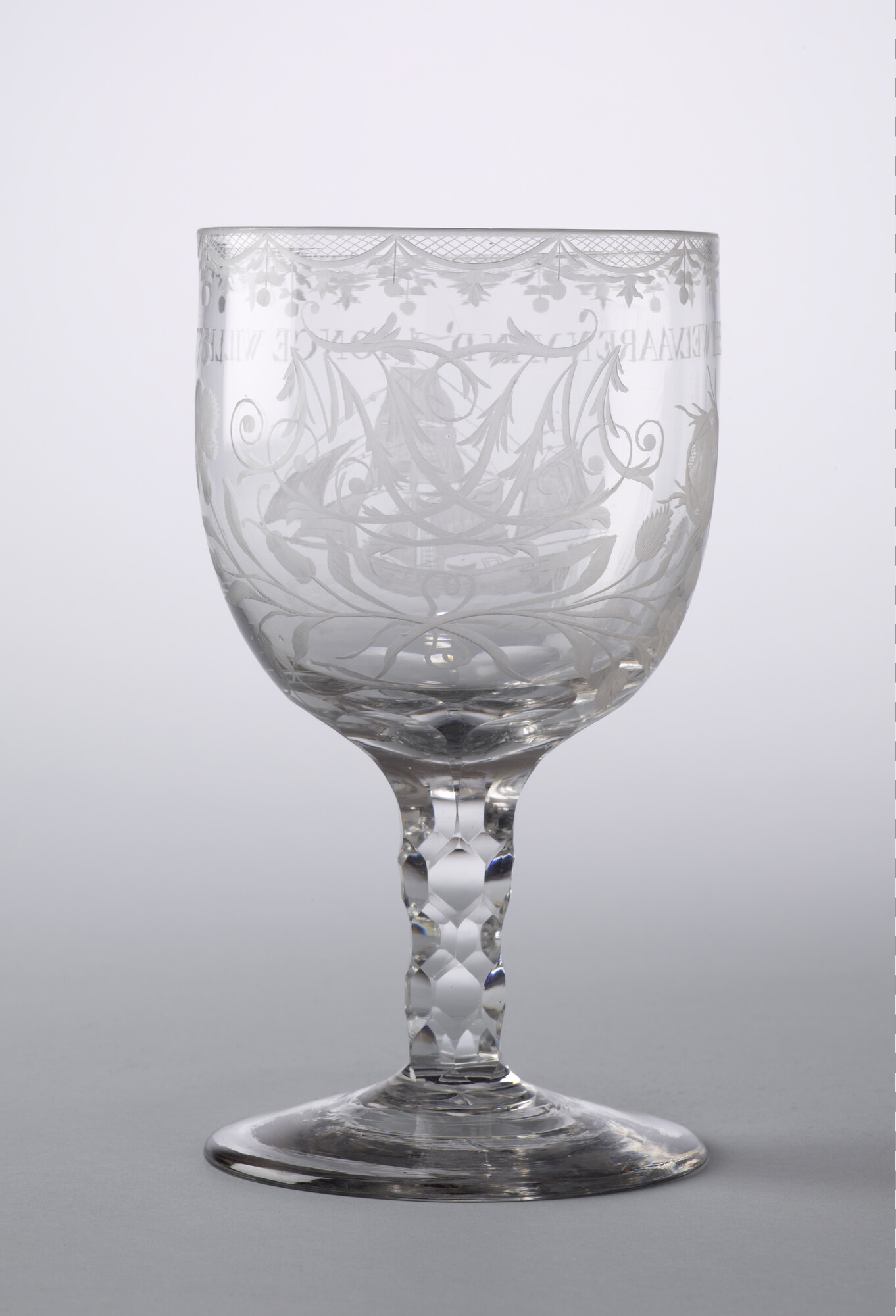 A.3356; Dekselbokaal met een radgravure van de galjoot de "Jonge Willem"; drinkglas
