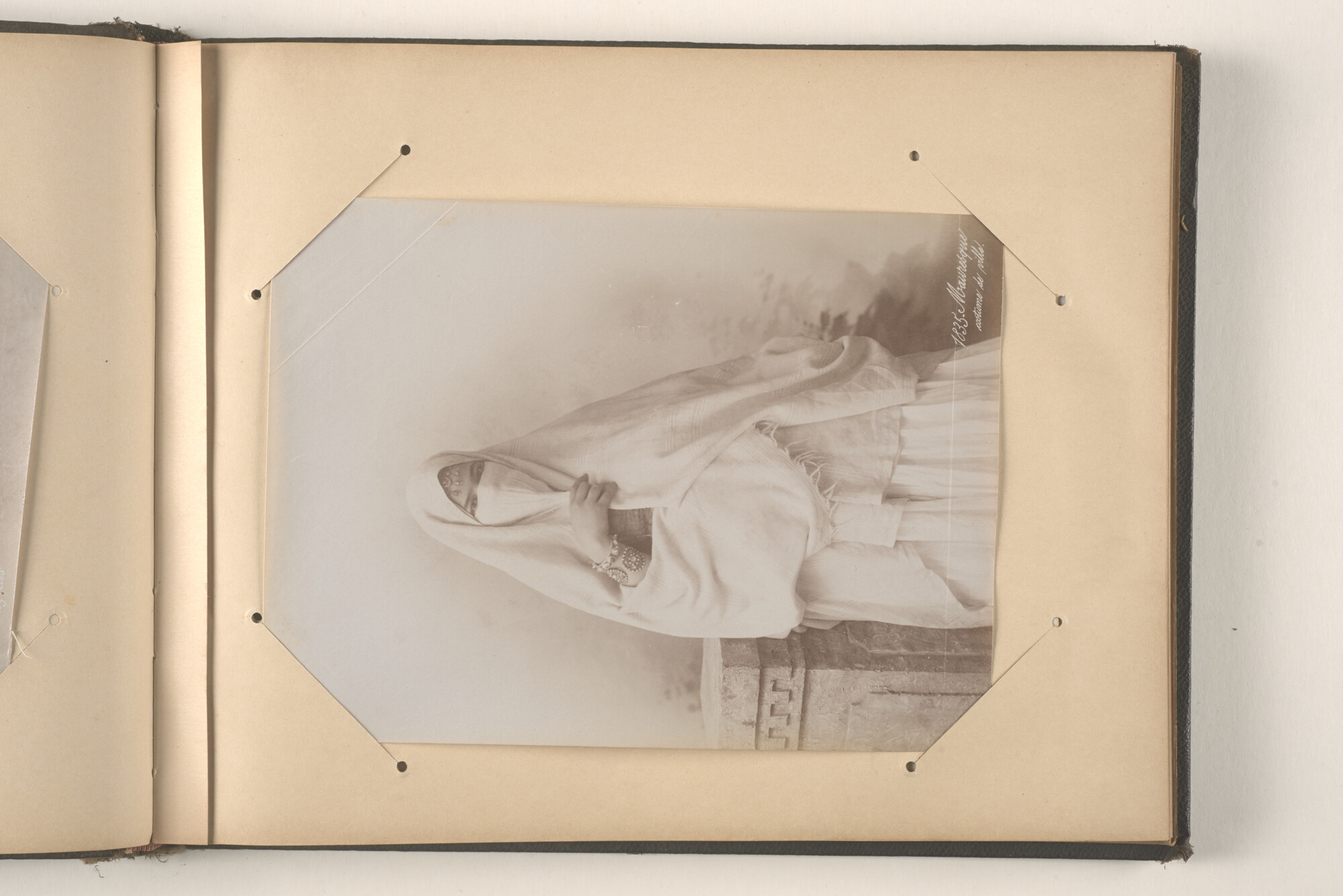 2015.0862; Fotoalbum met souvenirfoto’s verzameld tijdens de reizen van James Reginald Filz, 18 oktober 1901 t/m september 1904; fotoalbum
