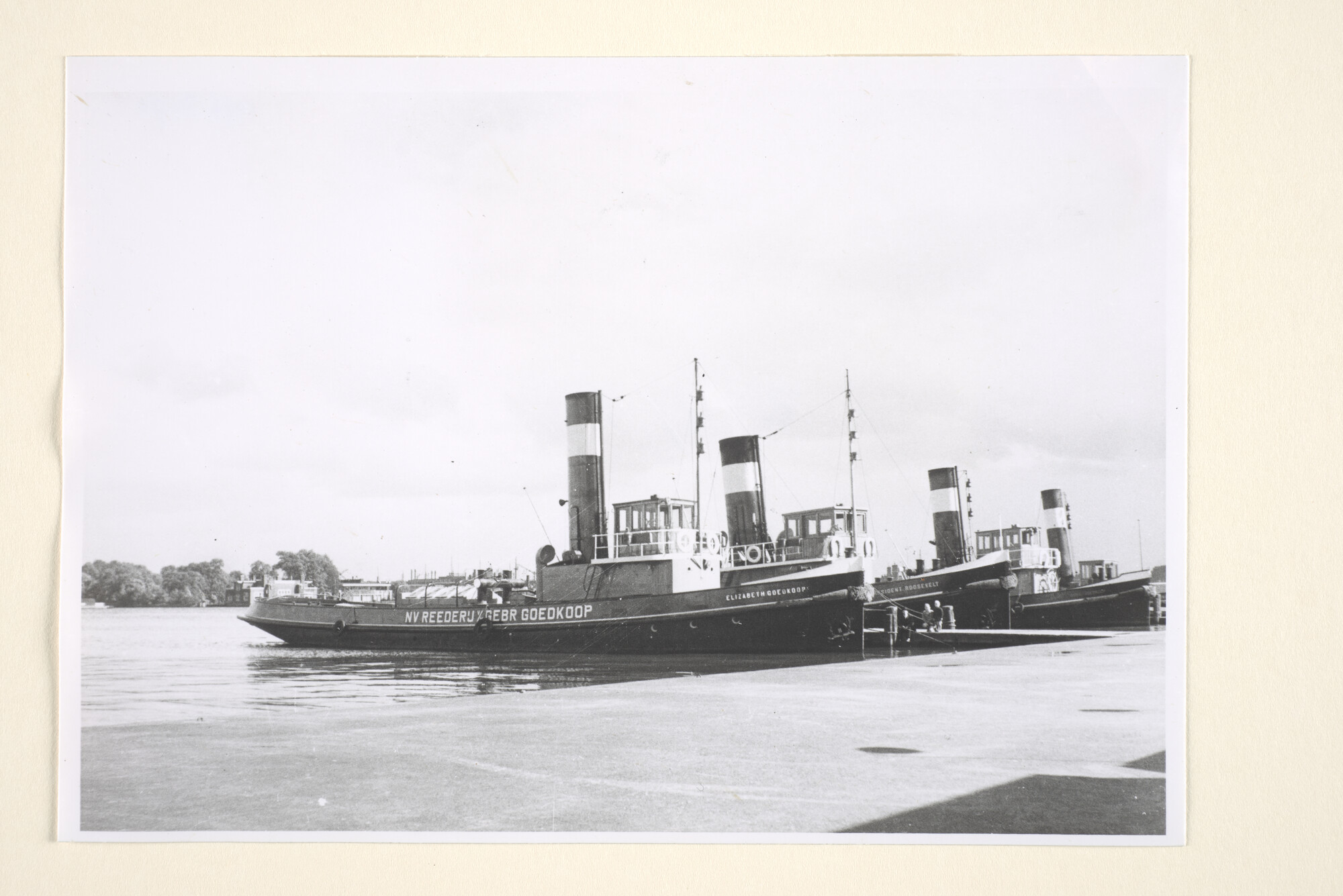 1996.3470; De havensleepboten Elizabeth Goedkoop en President Roosevelt van Reederij [...]; foto