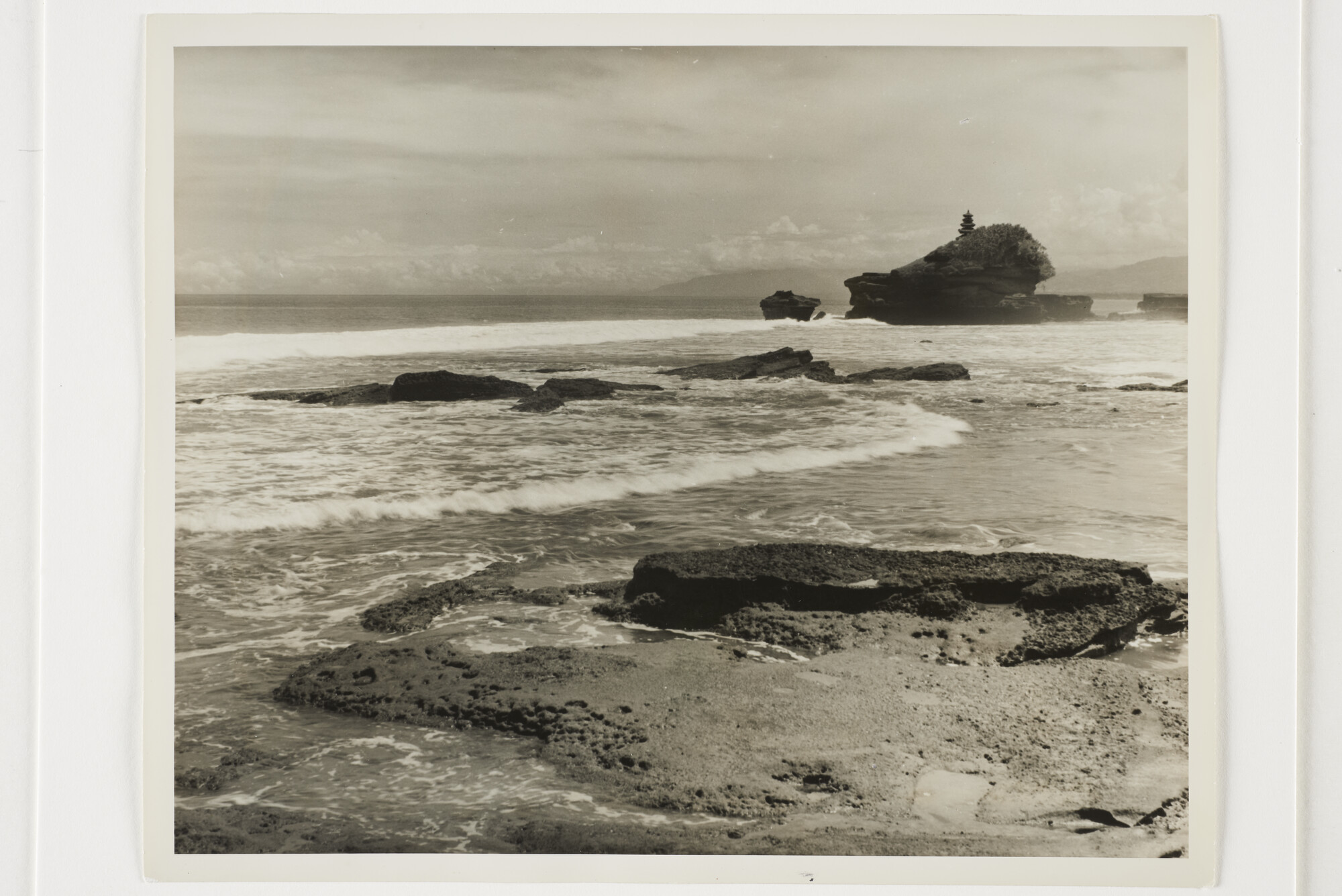 B.0227(0678)02; Gezicht op de kust; Strand met rotsen bij Sanoer (Zuid-oost Bali); foto